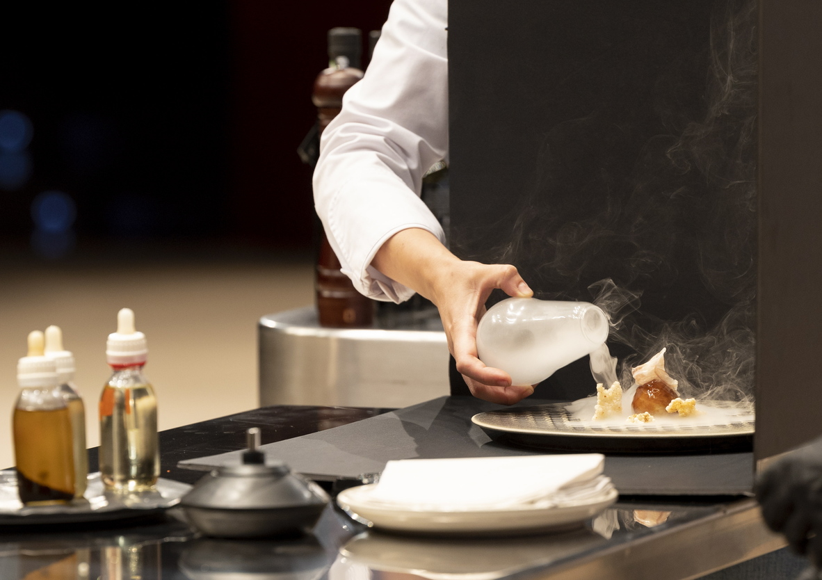 Eneko Atxa sukaldariaren erakustaldia, Donostia Gastronomika kongresuan, atzo. JUAN HERRERO / EFE