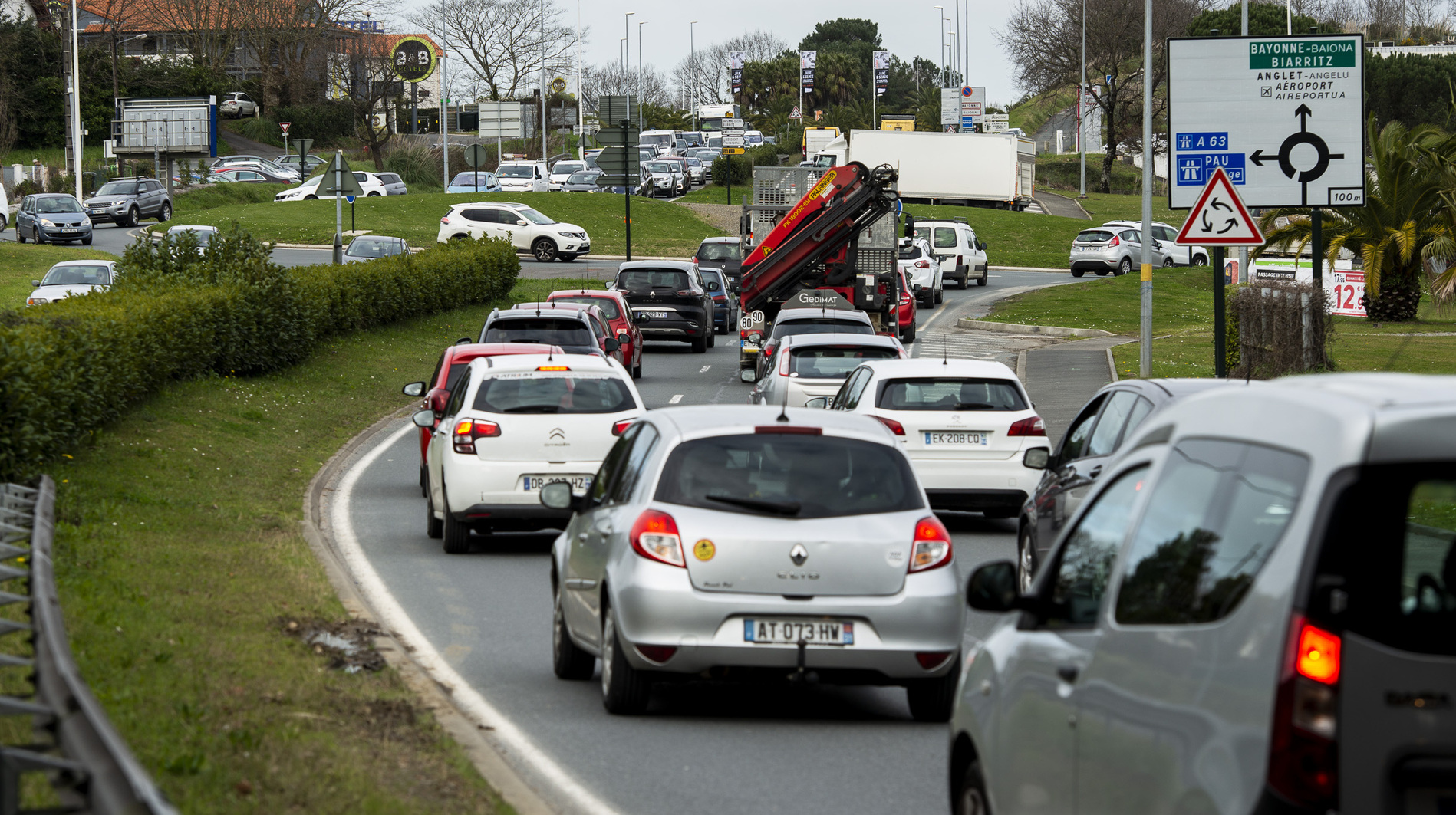 Auto metaketak Baionako sarreran, 2020ko otsaileko irudi batean. GUILLAUME FAUVEAU