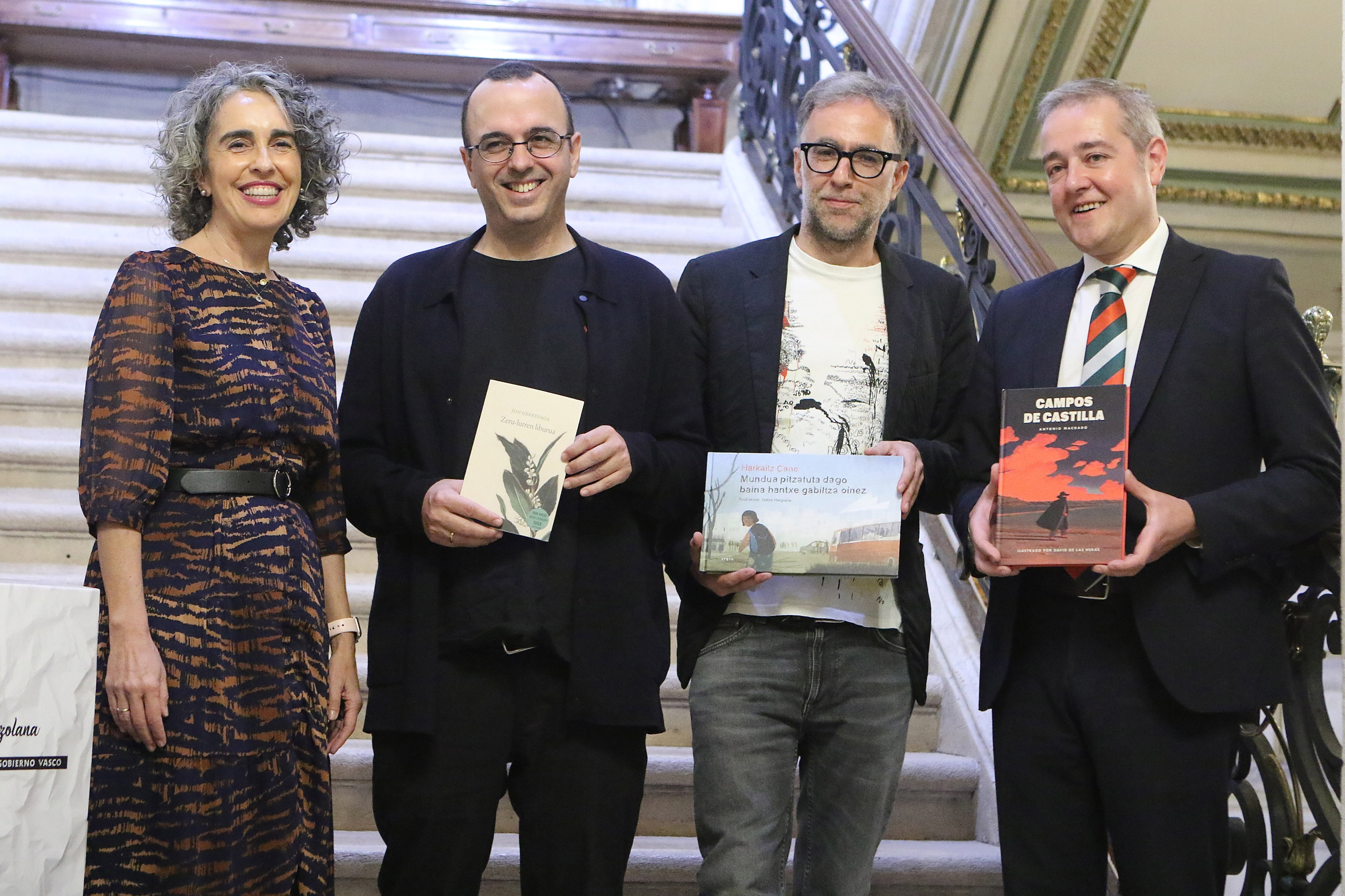 Jon Gerediaga (ezkerretik bigarrena) eta Harkaitz Cano (ezkerretik hirugarrena), gaur, Bilboko Bidebarrieta liburutegian. OSKAR MATXIN EDESA / FOKU