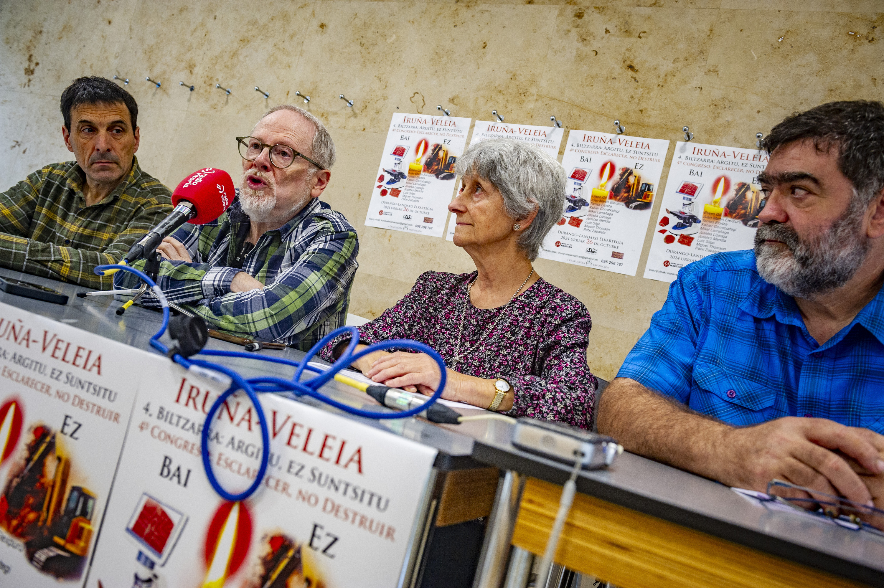 'Argitu, ez suntsitu kongresua' aurkeztu dute gaur Gasteizen. JAIZKI FONTANEDA / FOKU