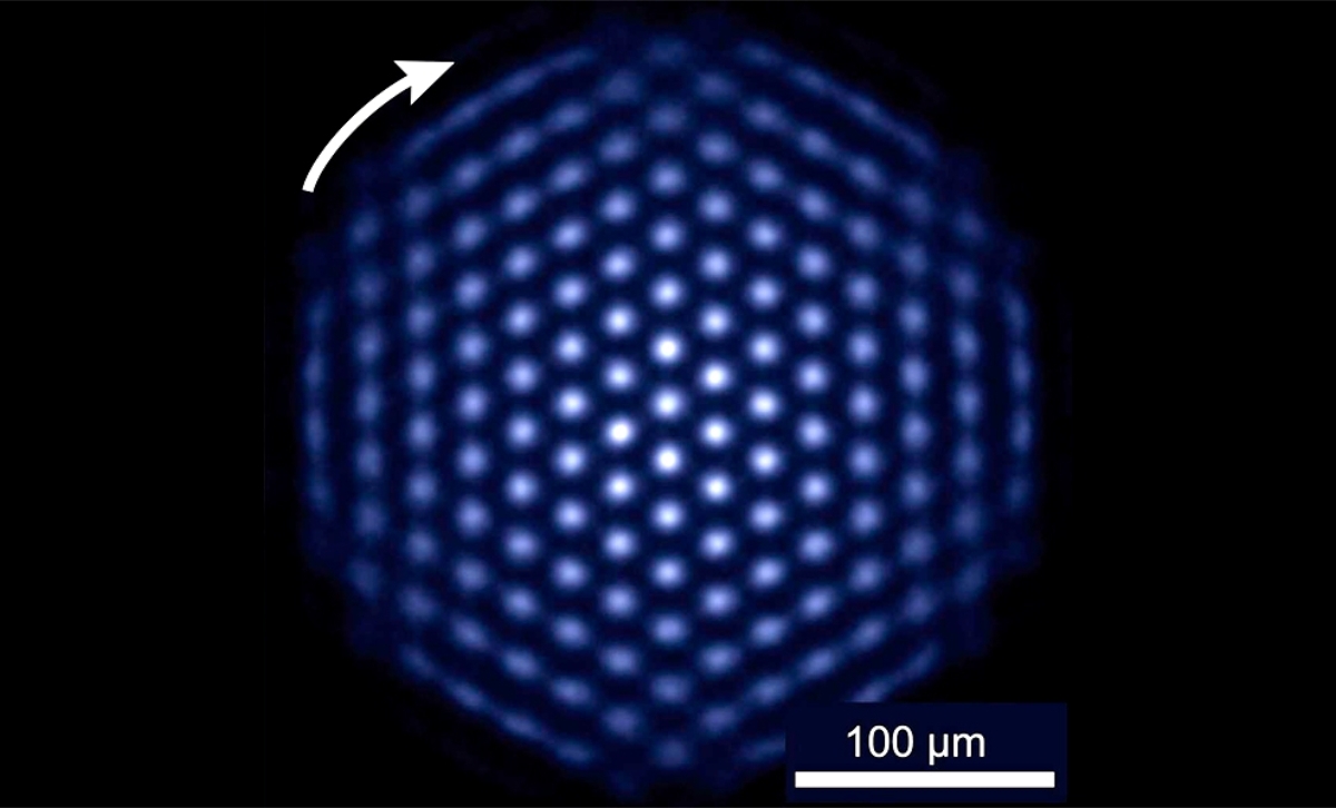 2012an NISTen (National Institute of Standards and Technology) egindako esperimentu batean, kristalaren argazkian ioien fluoreszentzia ikusten da, qubit guztiak egoera berean daudela erakutsiz. NIST