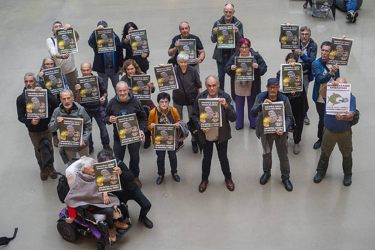 Eusko Jaurlaritzari natura leheneratzeko neurriak eskatzeko zenbait talde ekologistaren agerraldia, gaur, Donostian.