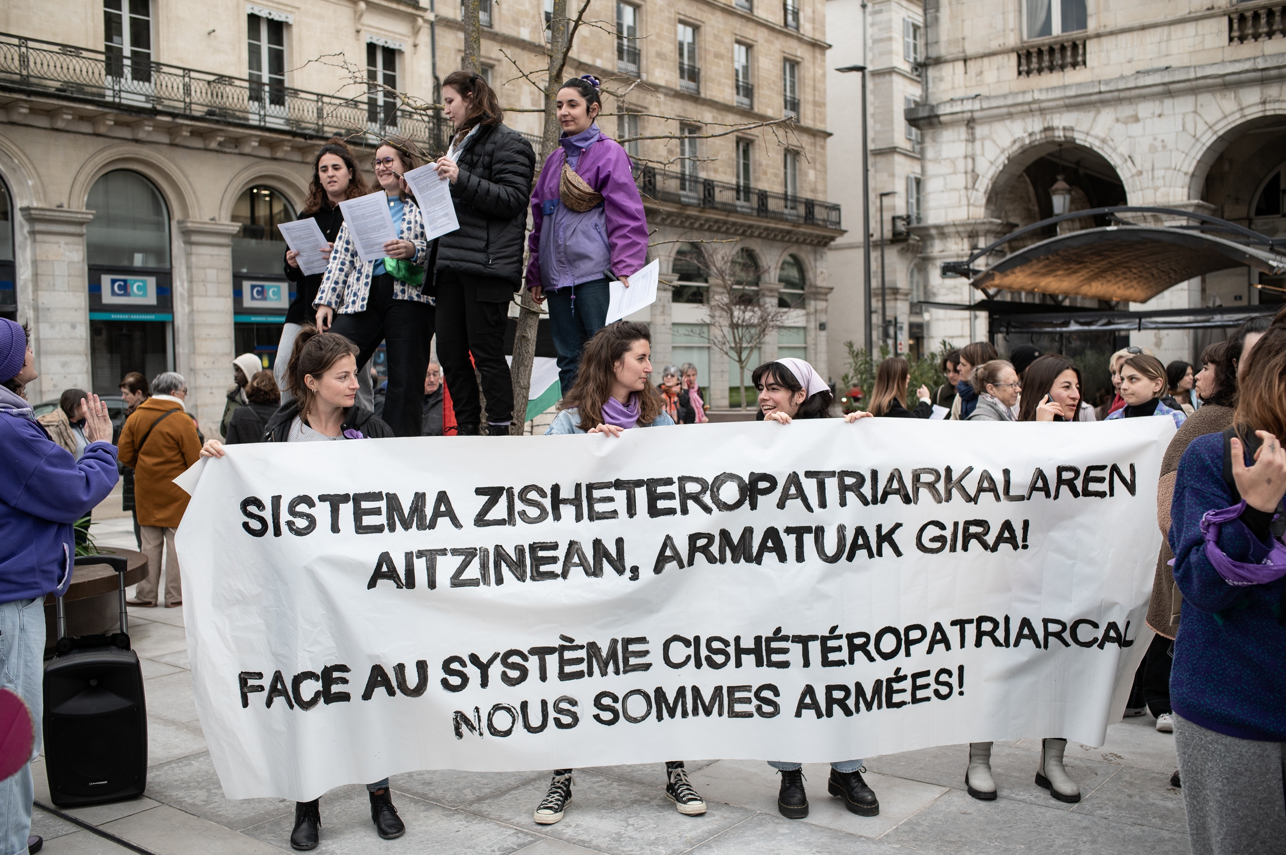 Mugimendu feministaren protesta, martxoaren 8an, Baionako herriko etxe aitzinean. PATXI BELTZAIZ