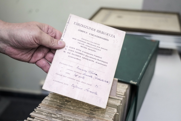 Euskararen Herri Hizkeren Atlasa osatzeko erabili zituzten galdetegietako bat, Euskaltzaindiaren Azkue Biblioteka eta Artxiboan, Bilbon. MARISOL RAMIREZ / FOKU