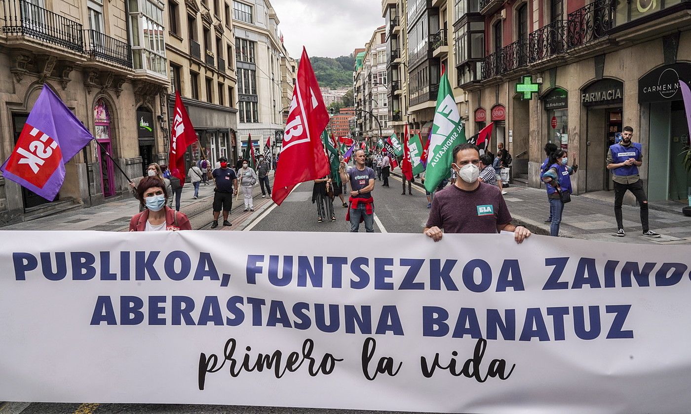 Bilbon atzo goizean egin zen manifestazioko burua. Irudian, pankartari eutsiz, Garbiñe Aranburu eta Mitxel Lakuntza. MARISOL RAMIREZ / FOKU.