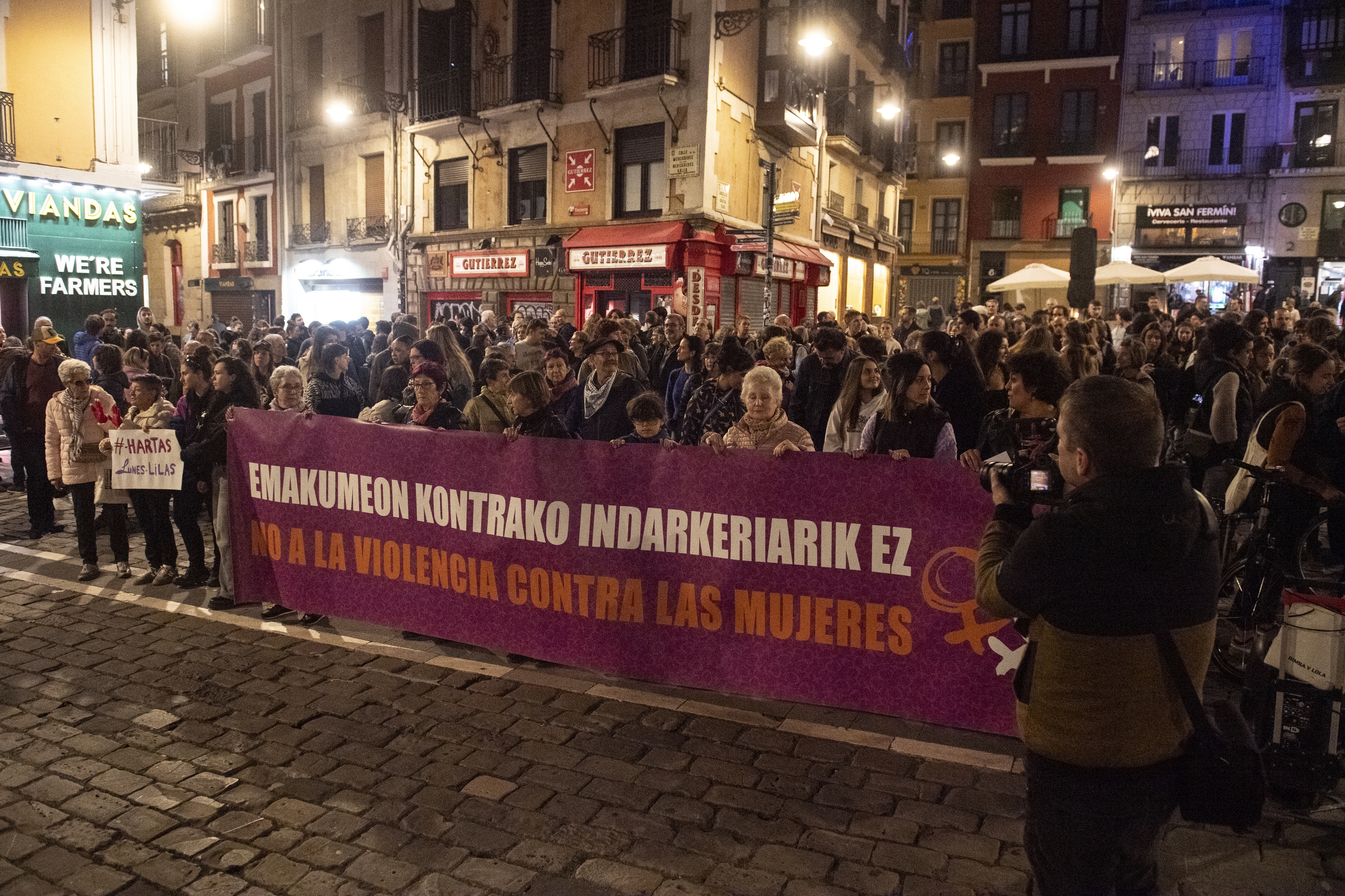 Euskal Herriko Emakumeen Mundu Martxak deitutako elkarretaratzea, atzo, Iruñean. IDOIA ZABALETA / FOKU