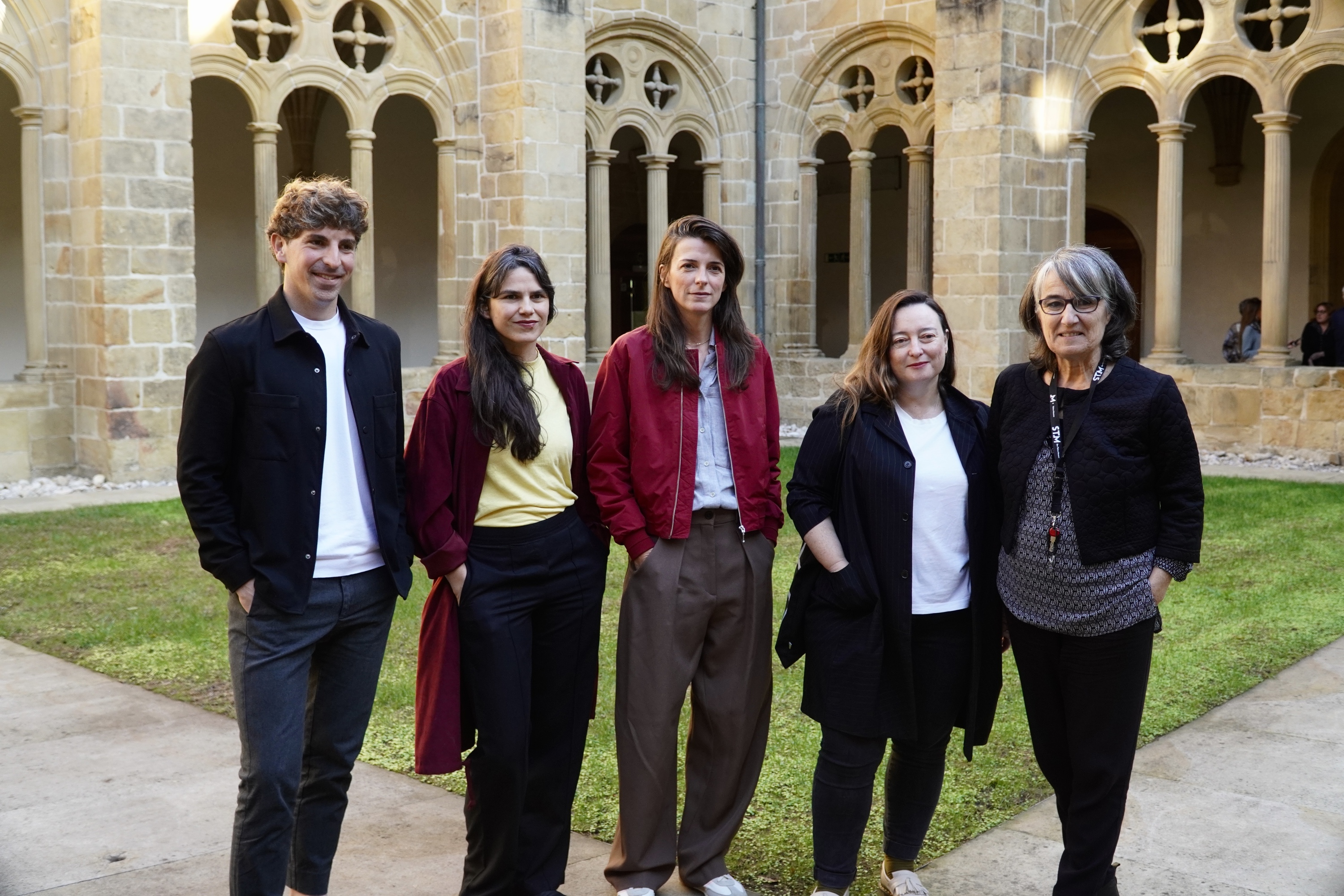 Ezkerretik hasita, Jon Insausti, Maddi Barber, Usue Arrieta, Ainara Elgoibar eta Susana Soto, gaur, Donostiako San Telmo museoan. ANDONI CANELLADA / FOKU