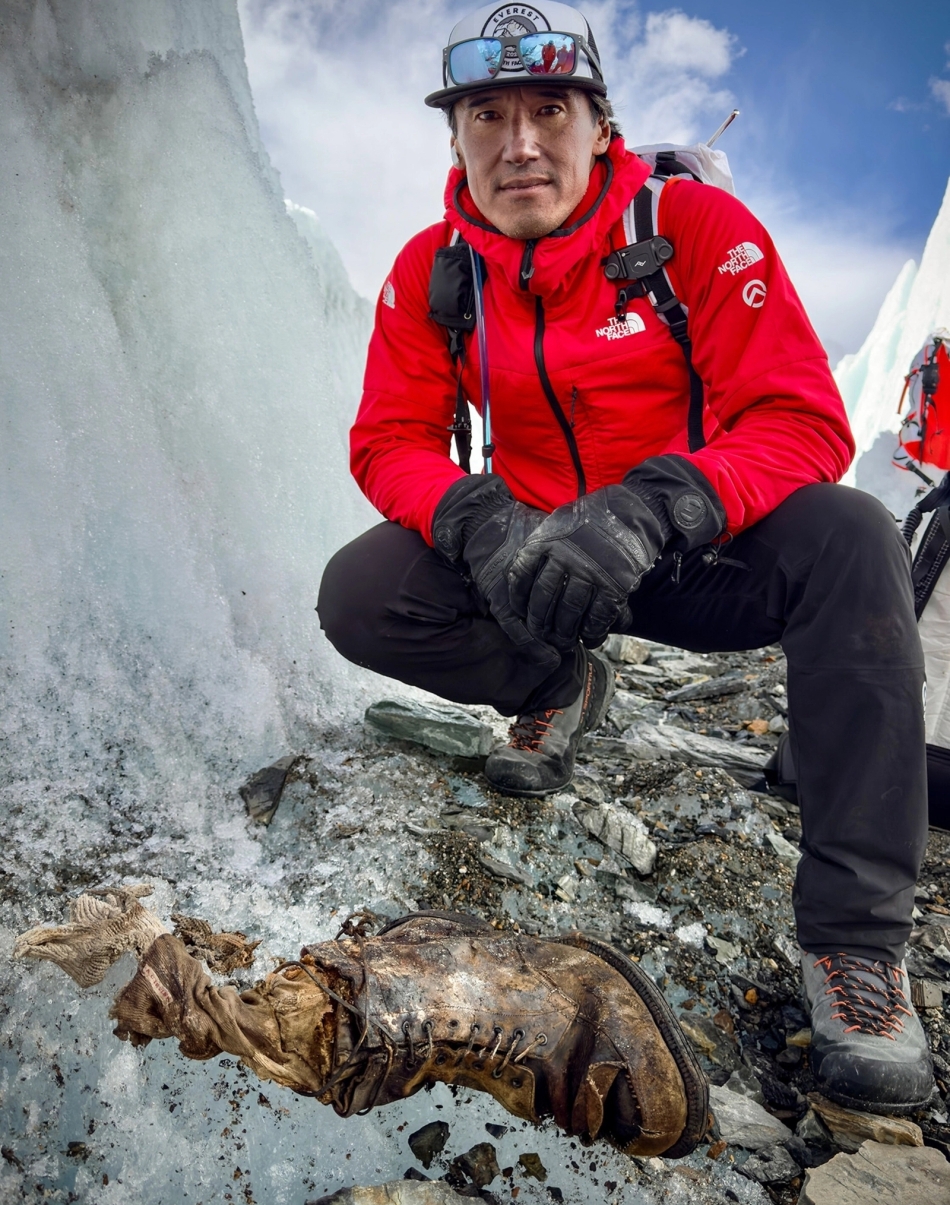 Andrew Comyn Sandy Irvine alpinistaren bota, ehun urte geroago agertu da Everesteko Rongbuk glaziarrean.