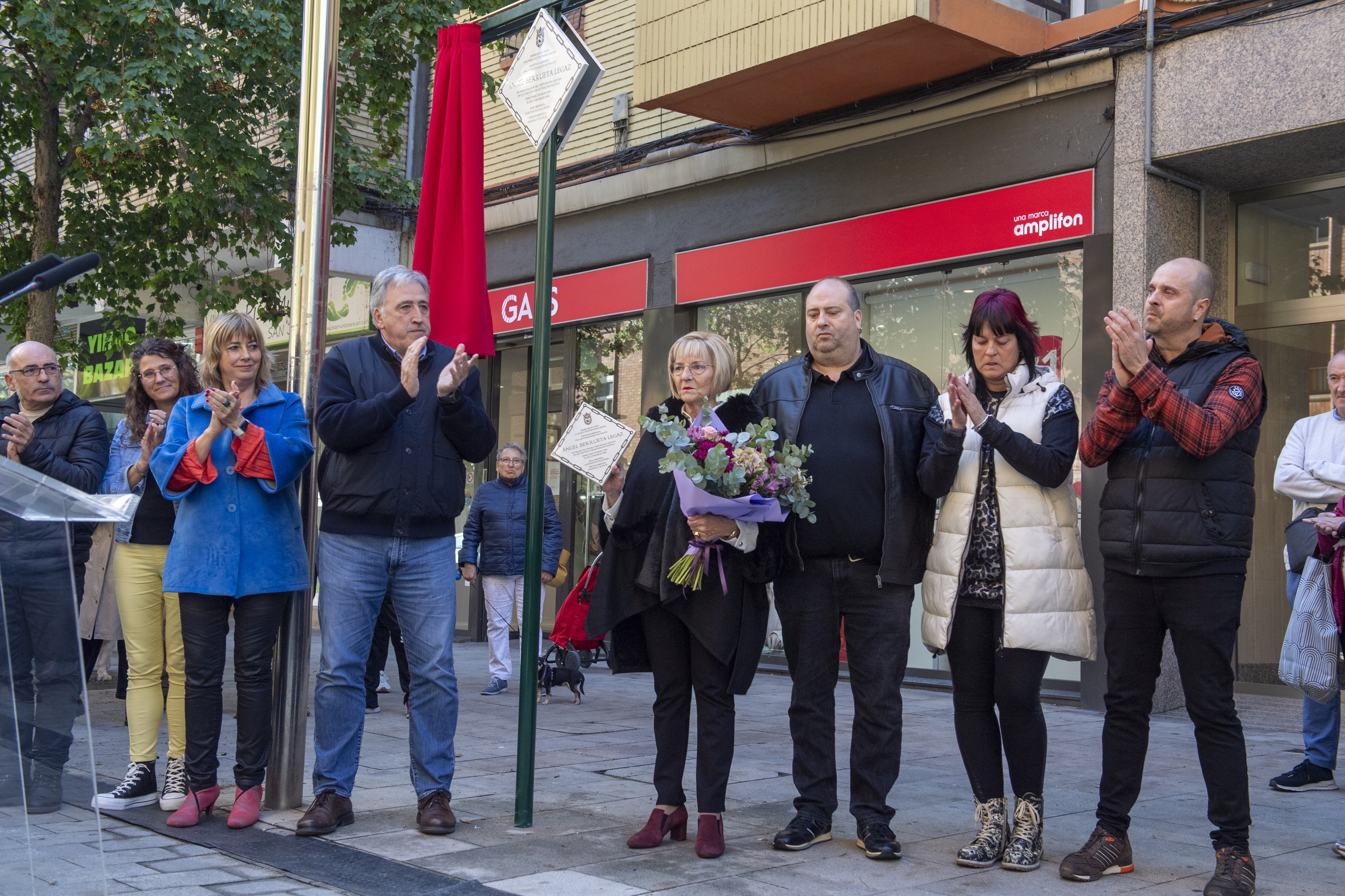 Ekitaldian izan diren ordezkari politikoak eta Angel Berruetaren senideak, plaka ondoan dutelarik. IDOIA ZABALETA / FOKU