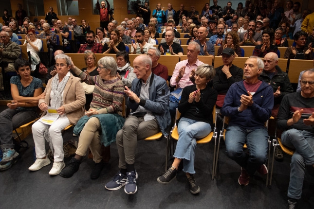 Leporaino bete da auditorioa ekitaldirako; lehen lerroan jarri dira biktimak. JAGOBA MANTEROLA / FOKU