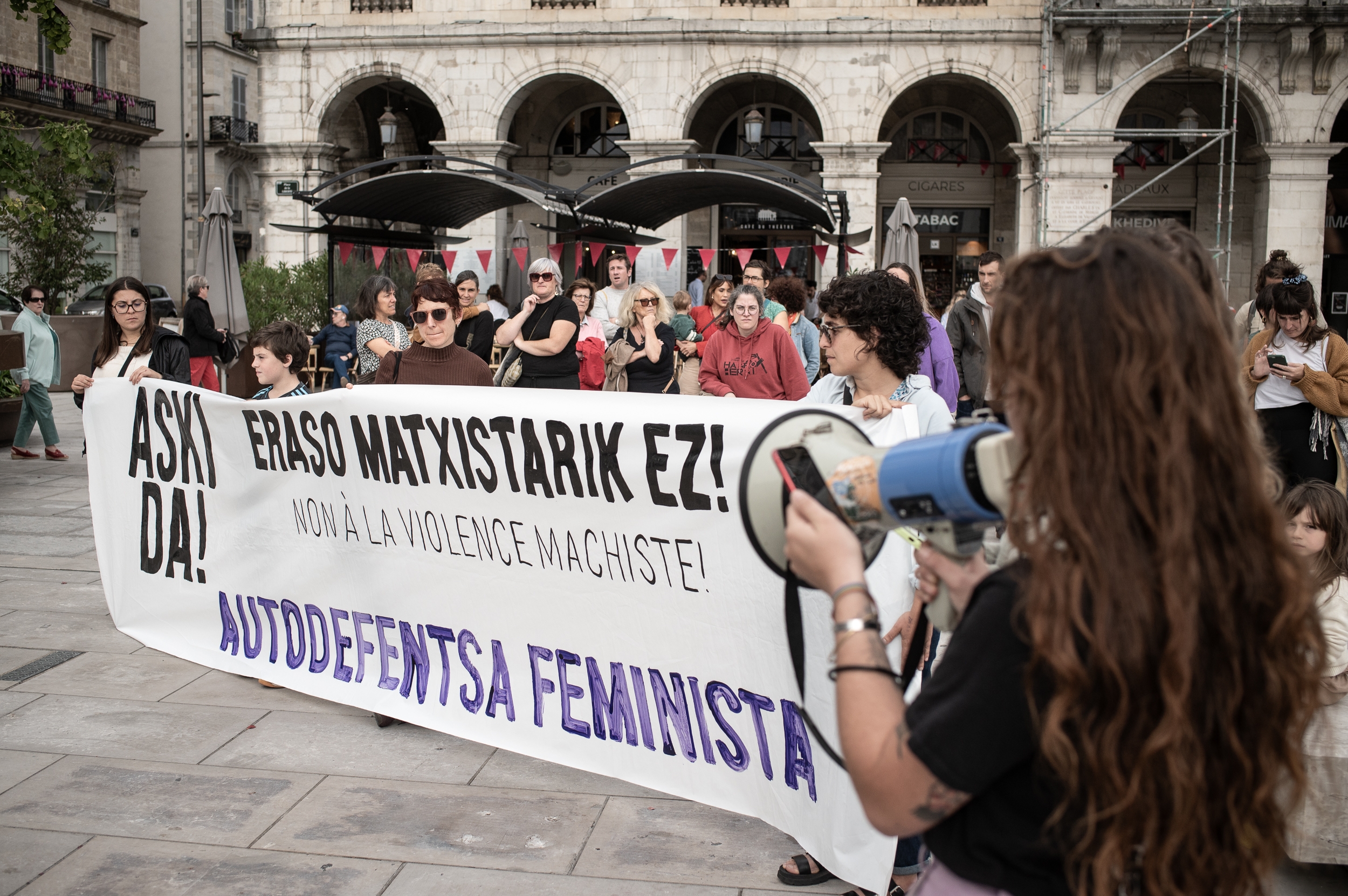 Mugimendu feministaren elkarretaratzea, Baionako herriko etxe aitzinean. PATXI BELTZAIZ