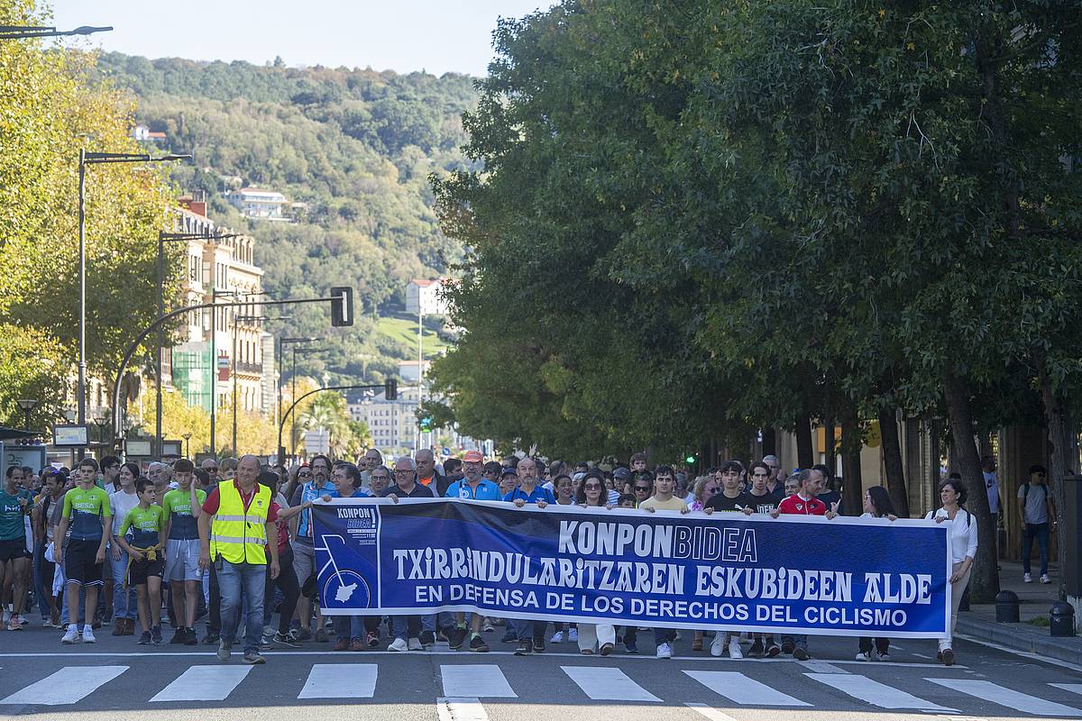 Txirrindularitza lasterketen aldeko manifestazioa, gaur, Donostian. IDOIA ZABALETA / FOKU