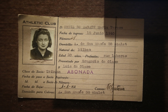 Emakumezko abonatu baten txartela, Athletic Club Museoan, Bilbon. Irudia joan den ostiralekoa da. OSKAR MATXIN EDESA / FOKU