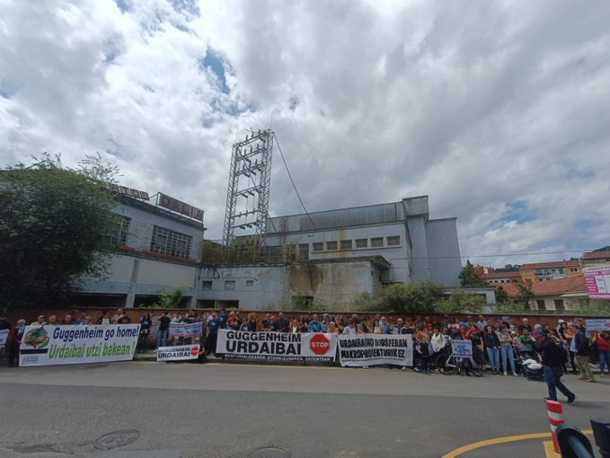 Guggenheim Urdaibai Stop-ek deitutako elkarretaratzea, ekainean, Dalia lantegia zena eraisten hasi zirenean.