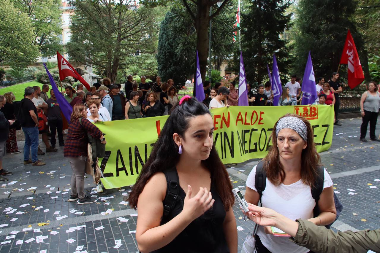 LAB sindikatuko hainbat kide, gaur, Donostiako Gipuzkoa plazan. LAB