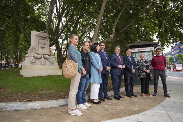 Bilboko Udalbatzako kideak, 2022ko ekainaren 7an, Deustuko Done Petri plazan, Deustuko elizateko armarriaren inaugurazioan. BILBOKO UDALA