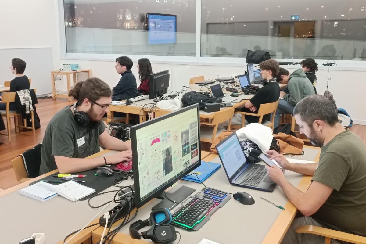 Hainbat parte hartzaile, iaz, Bilbon, Euskal Game Jam-aren lehen aldian. GAME ERAUNTSIA