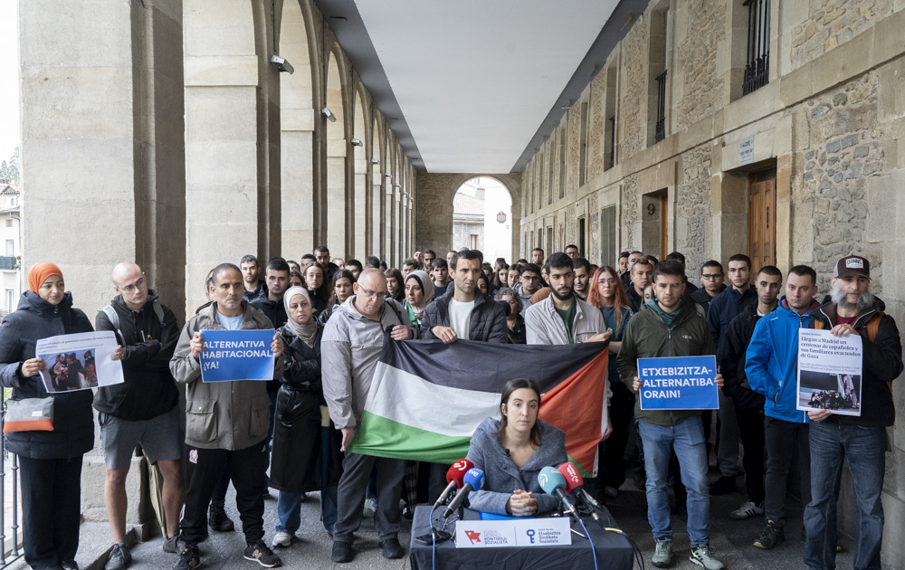 Euskal Herriko Etxebizitza Sindikatuko kideak eta Palestinako hainbat familia, gaur, Gasteizen. RAUL BOGAJO/ FOKU