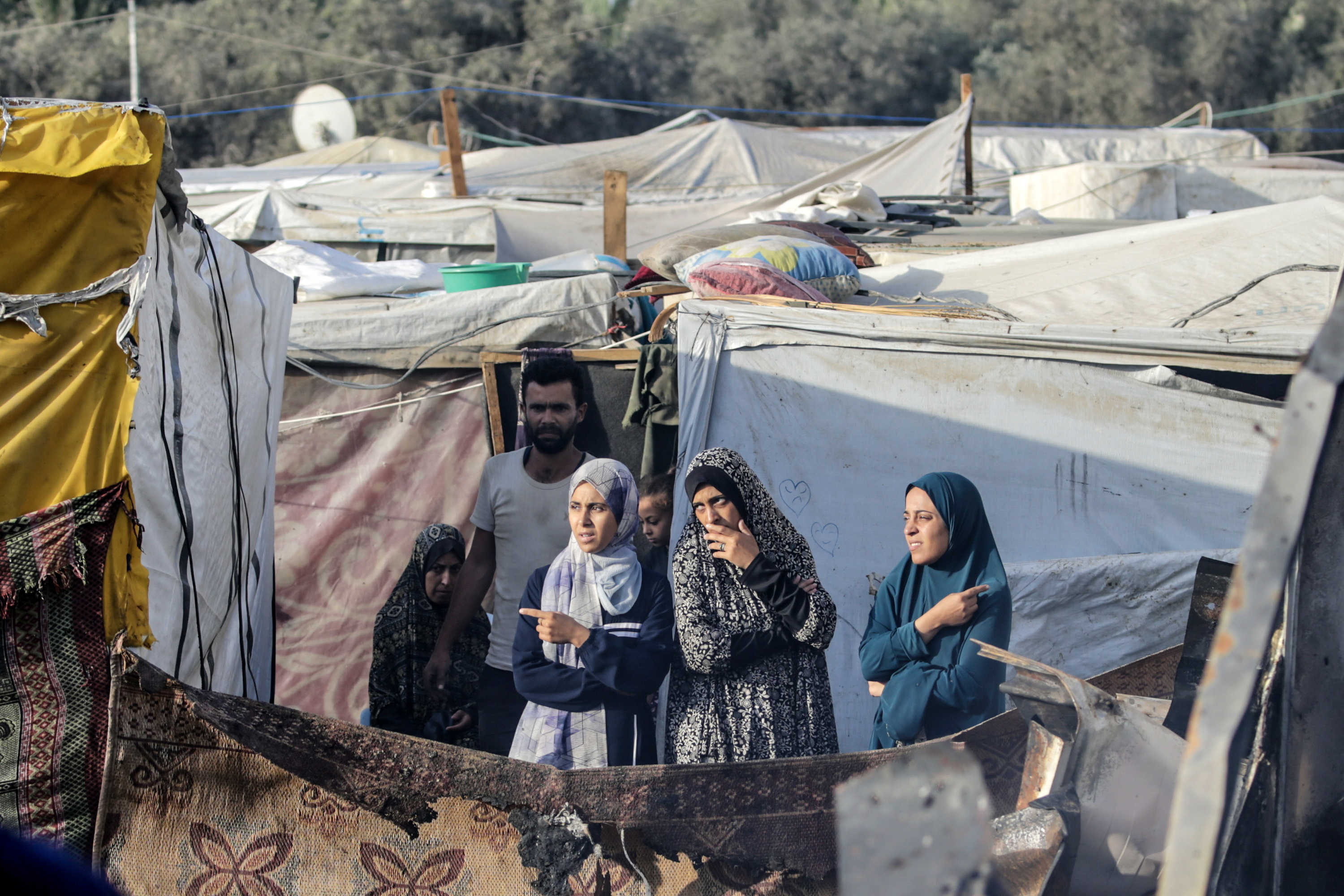 Lau palestinar, Gaza erdialdeko Deir al-Balah hiriko errefuxiatuentzako kanpaleku batean, herenegun. MOHAMMAD SABER / EFE