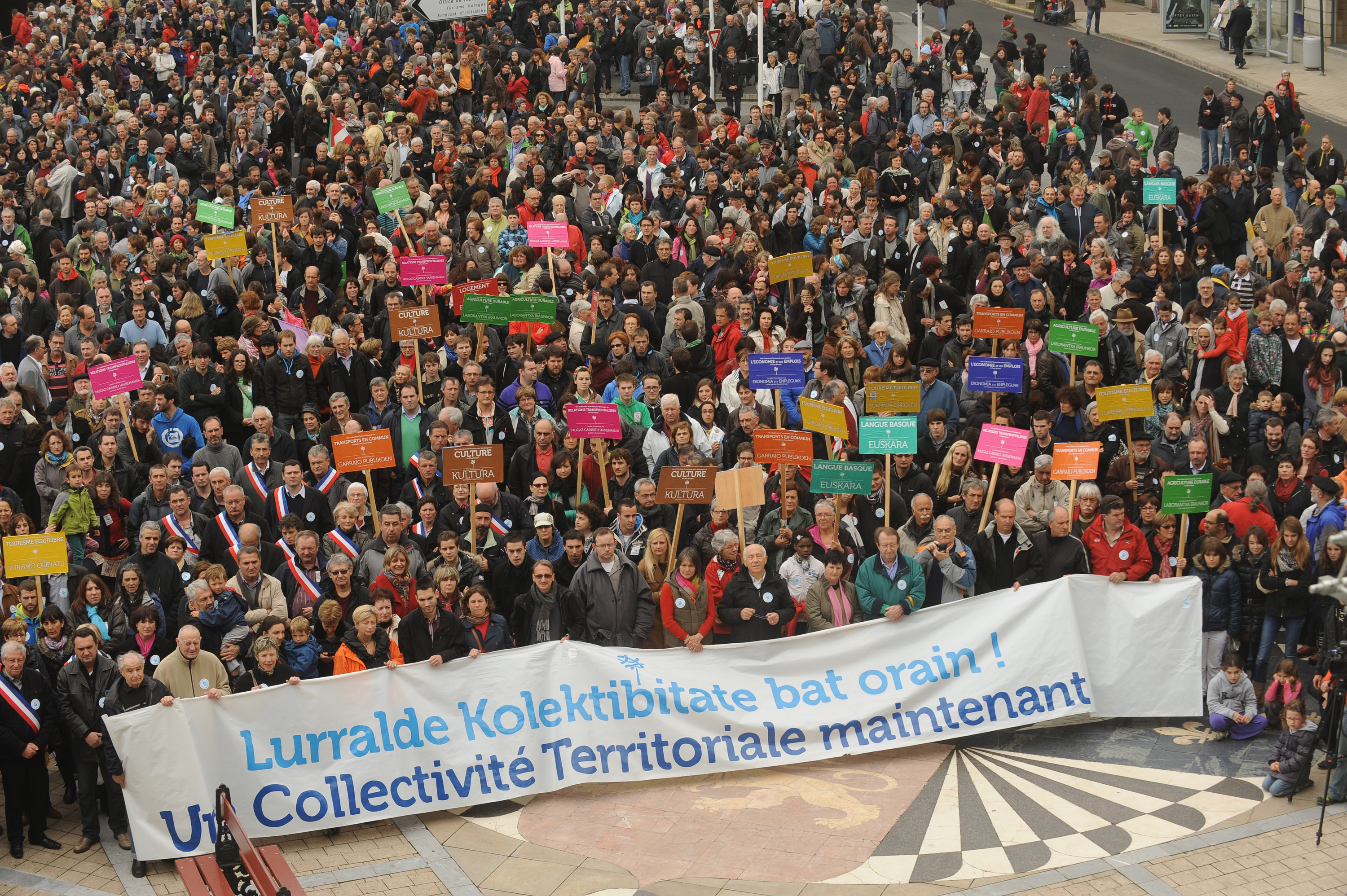 Estatus bereziko lurralde elkargo baten aldeko protesta, 2013ko ekainean, Baionan. GAIZKA IROZ