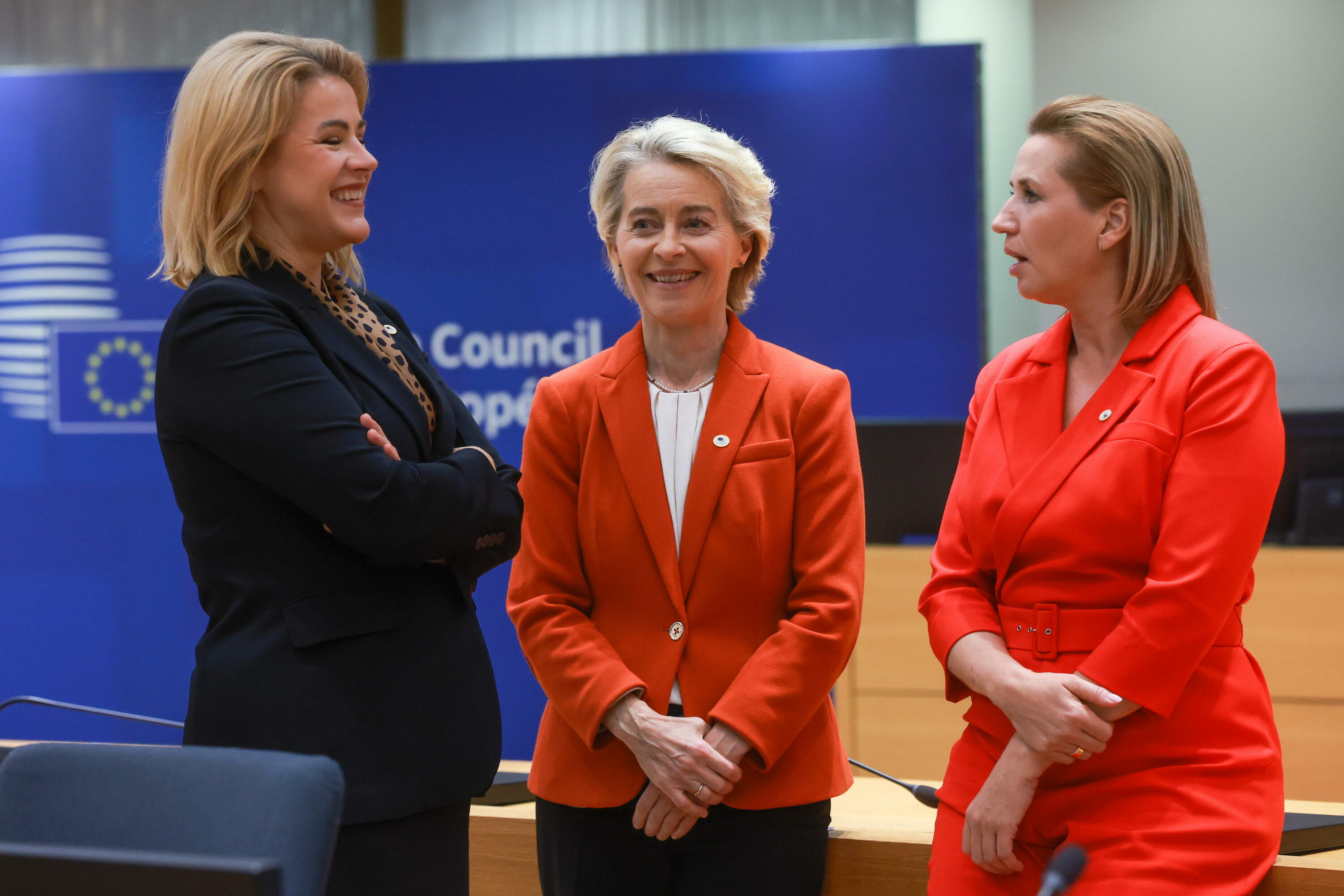 Ezkerretik eskuinera: Letoniako lehen ministro Evika Silina, Europako Batzordeko presidente Ursula von der Leyen eta Danimarkako lehen ministro Mette Frederiksen, gaur, Bruselan. OLIVIER HOSLET / EFE