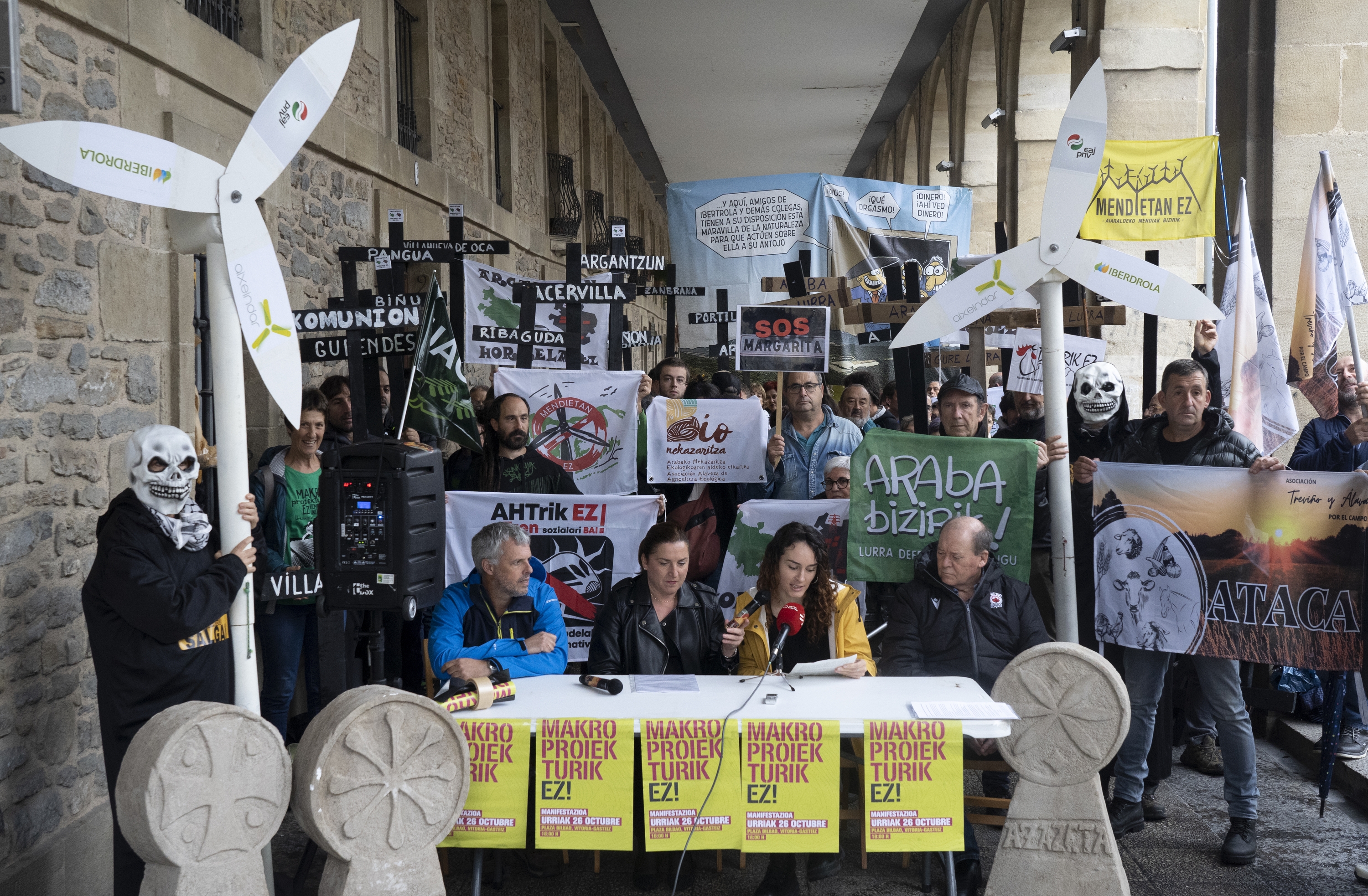 Hainbat eragile elkartu dira gaur eguerdian, Gasteizen, manifestazioa iragartzeko. RAUL BOGAJO / FOKU