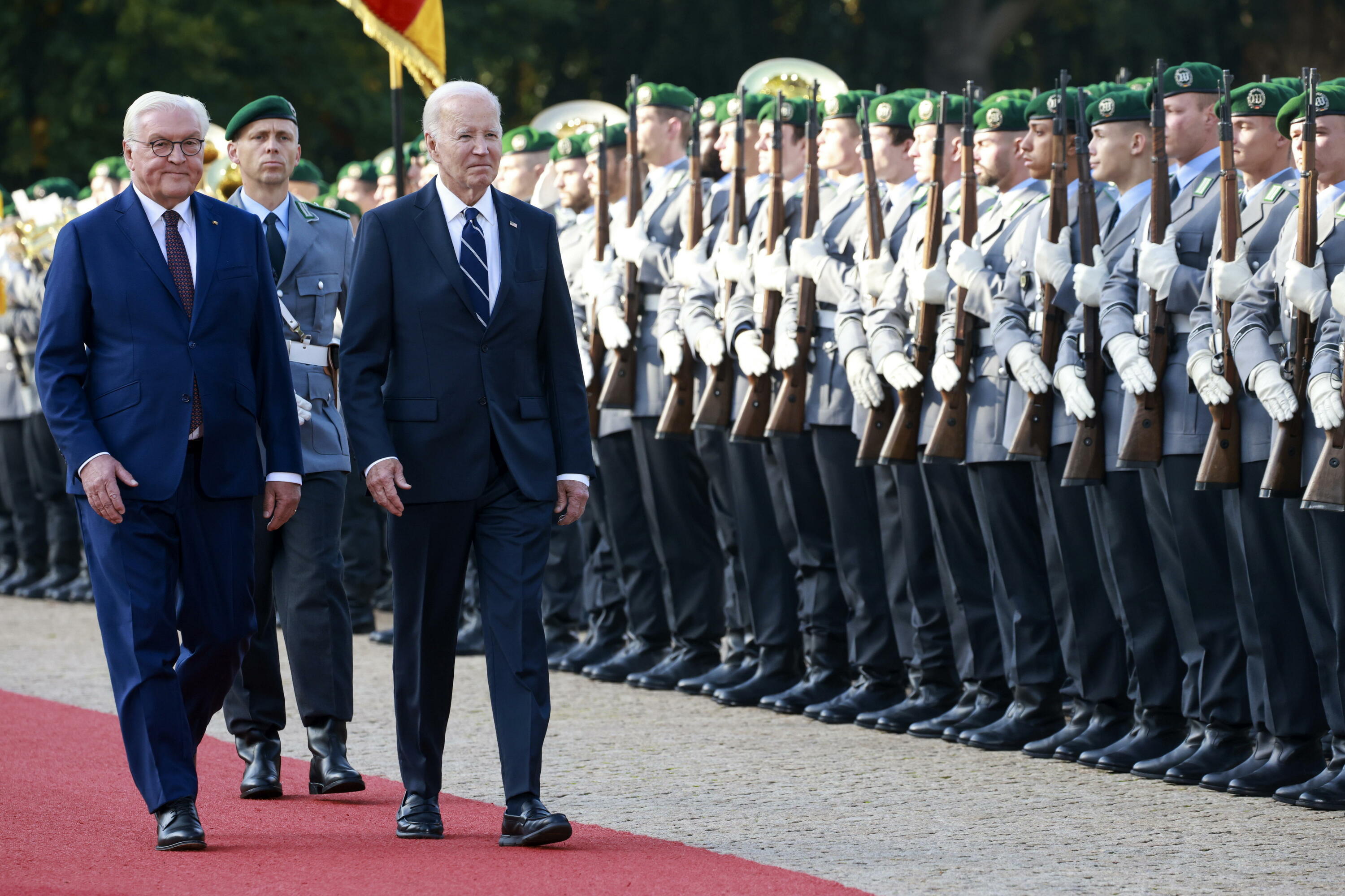 Alemaniako presidente Frank-Walter Steinmeier, ezkerrean, eta AEBetako Joe Biden presidentea, eskuinean, Berlinen, gaur. CLEMENS BILAN / EFE