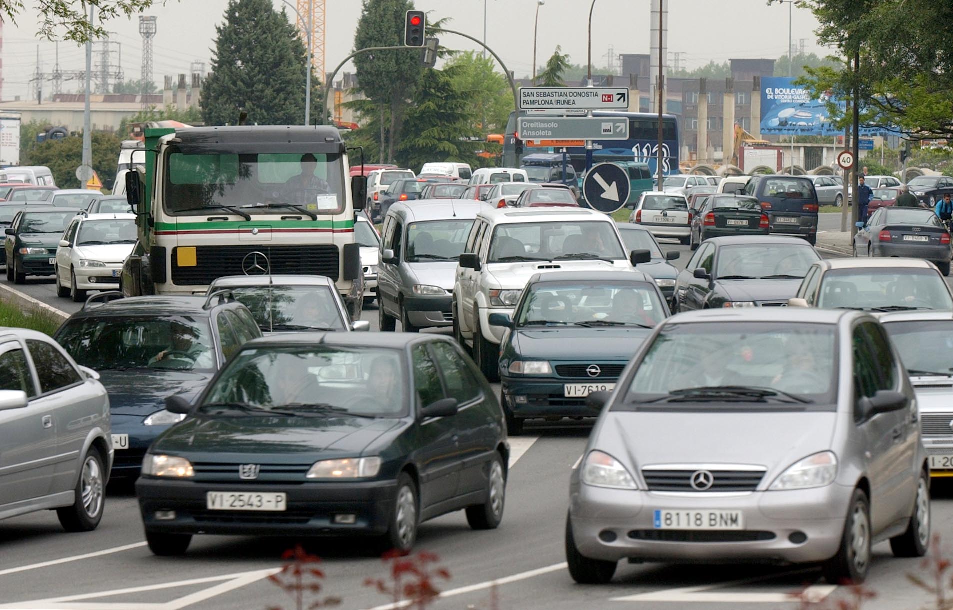 Auto pilaketa bat Gasteizen. JUANAN RUIZ / FOKU.