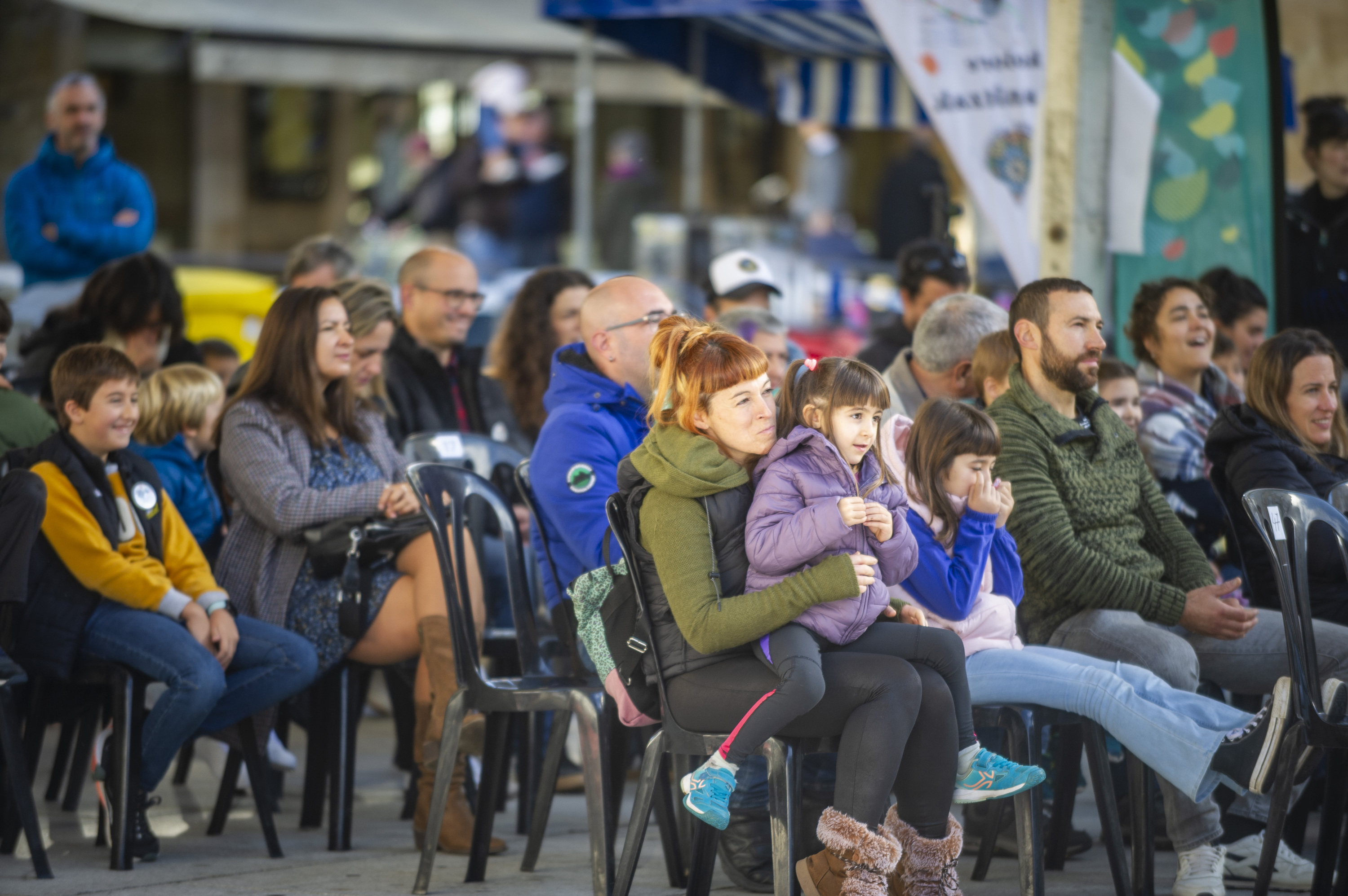 Adin ezberdinetako gasteiztarrak,  Tor eta Txoborro magoen ikuskizuna jarraitzen, gaur goizean, 'Gasteiz, euskararen hiria' ekimenaren barruan. JAIZKI FONTANEDA / FOKU