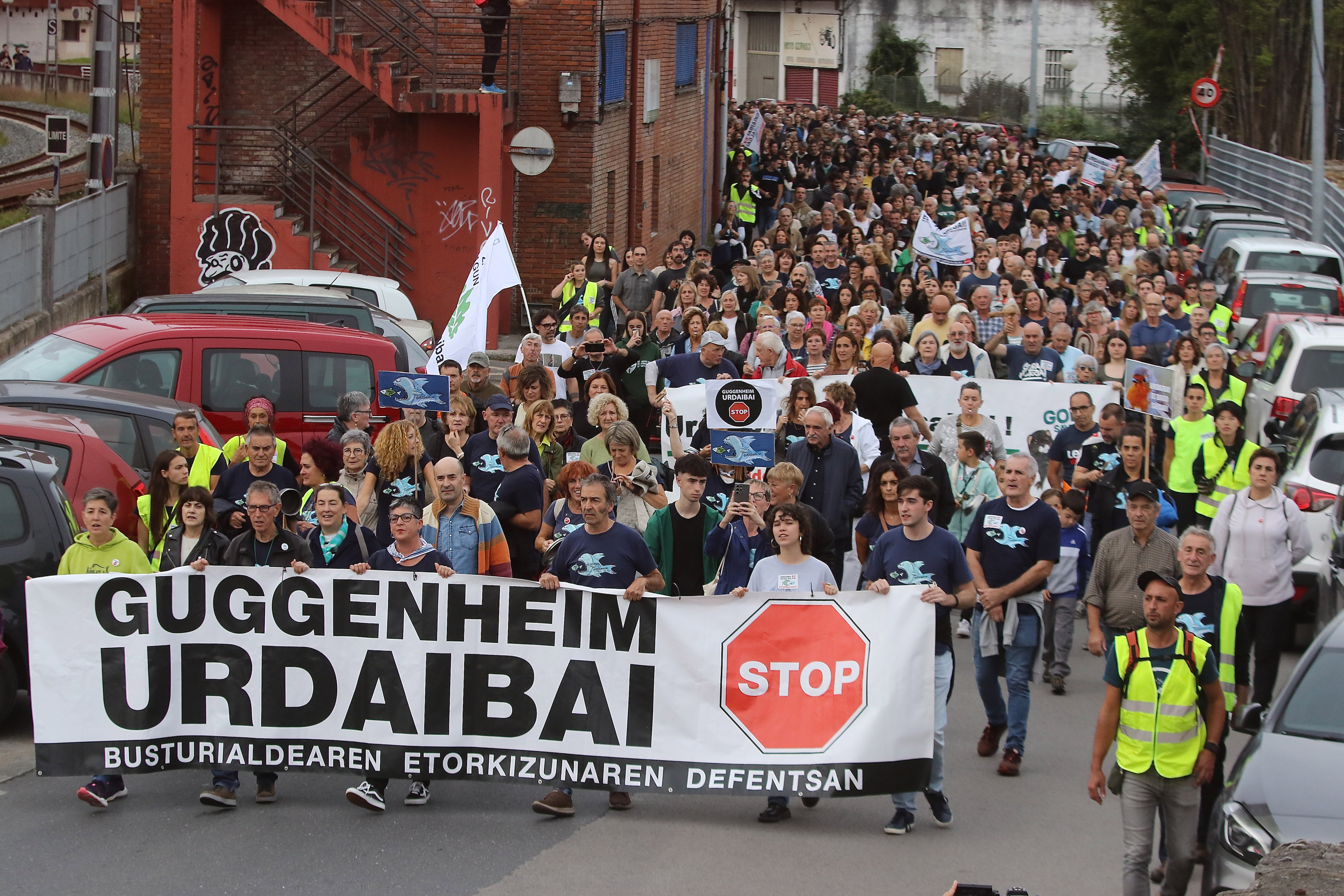 Urdaibaiko Guggenheim proiektuaren aurkako manifestazioa, gaur, Gernika-Lumon. OSKAR MATXIN EDESA / FOKU