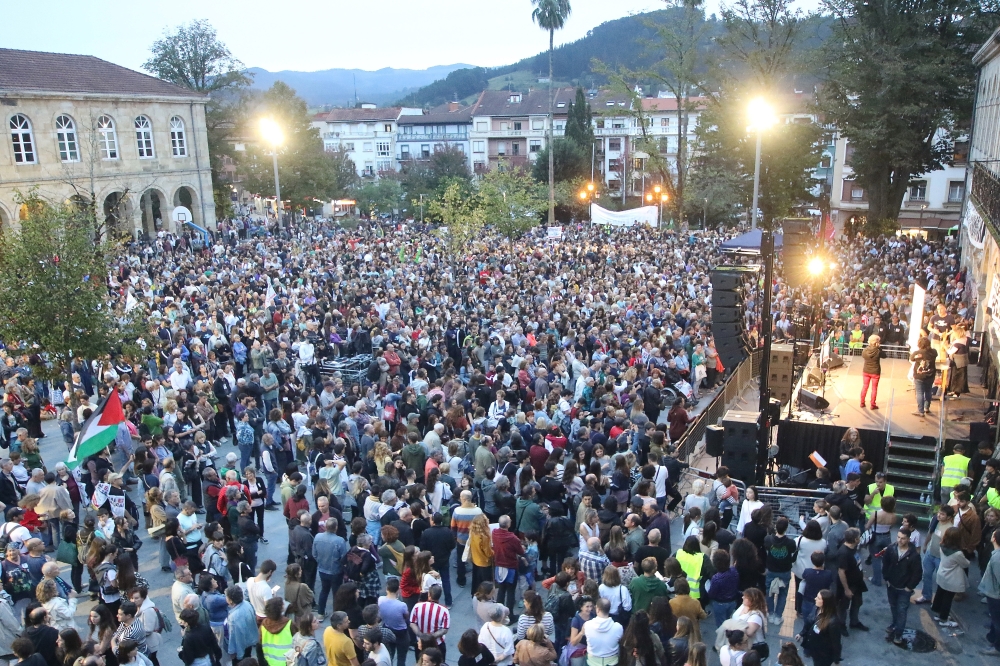 Jende andana bildu da gaur Gernika-Lumon. OSKAR MATXIN EDESA / FOKU