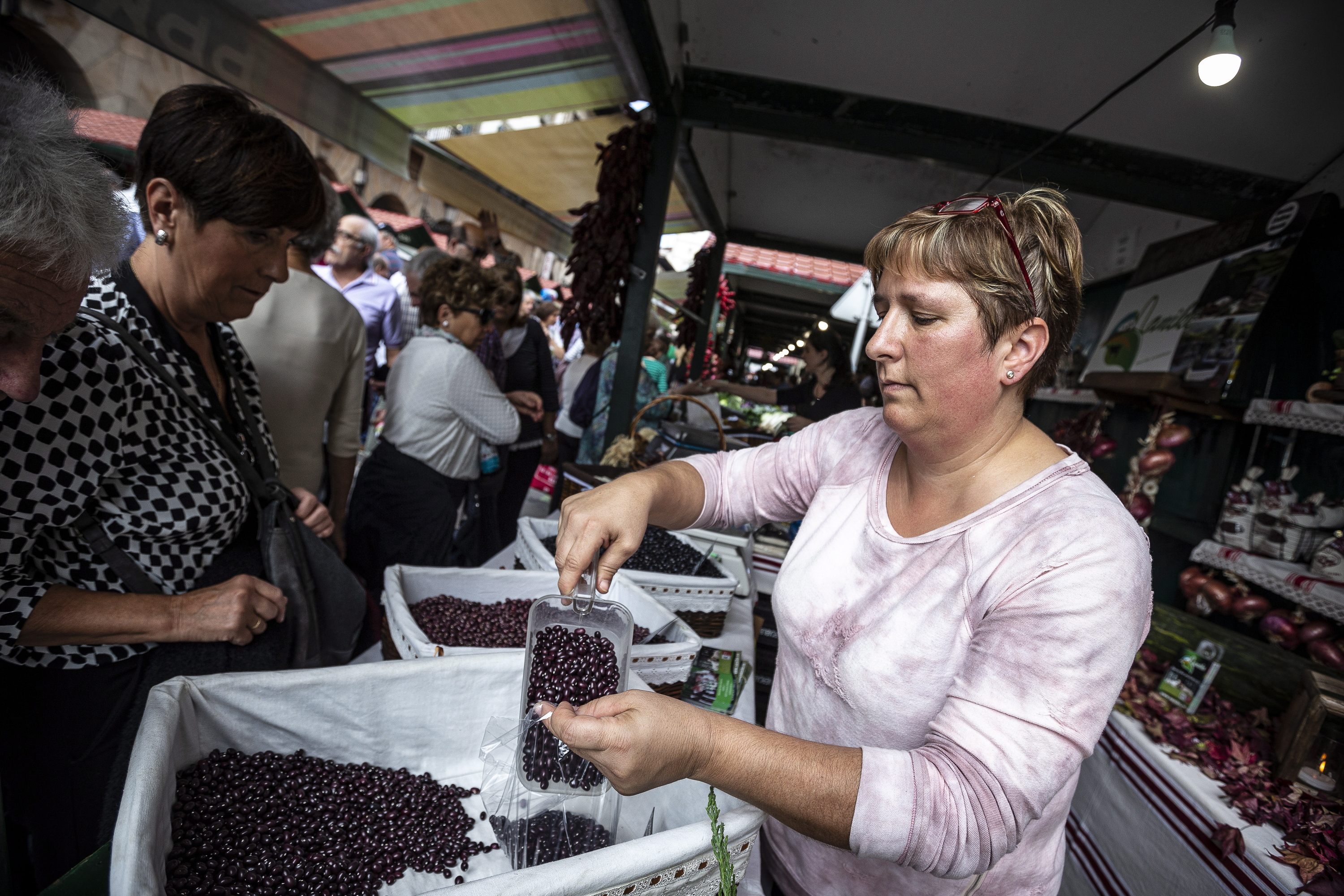 Jacquelin Txertudi, Gernikako indabak saltzen, Gernika-Lumoko urriko azken asteleheneko azokan, 2019an. ARITZ LOIOLA / FOKU