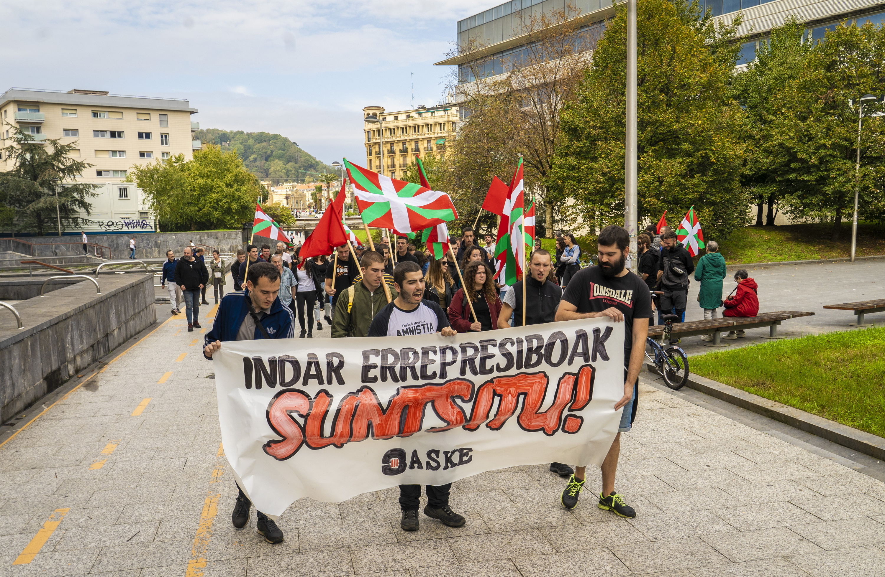 Aske antolakundeak Hispanitatearen Egunaren aurka 2022an Donostian egin zuen protesta. GORKA RUBIO / FOKU