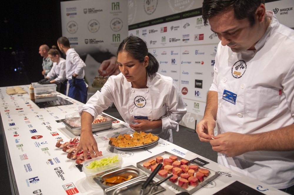 XIX.Euskal Herriko Pintxo Txapelketako finalistak, pintxoak prestatzen. IDOIA ZABALETA / FOKU. 