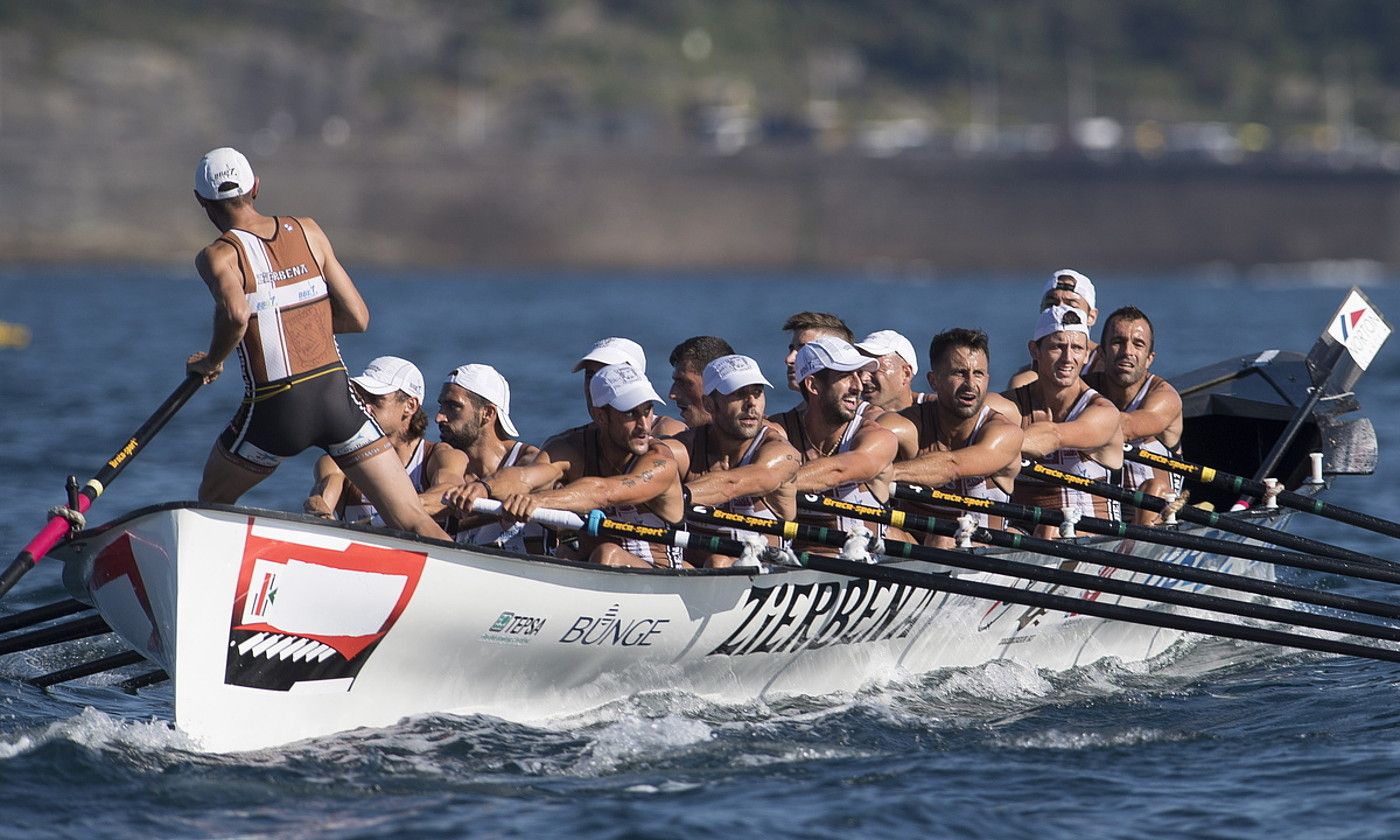 Zierbenako izen bereko trainerua, atzo Donostian, Kontxako Banderako sailkatze estropadan. JUAN CARLOS RUIZ/ FOKU.