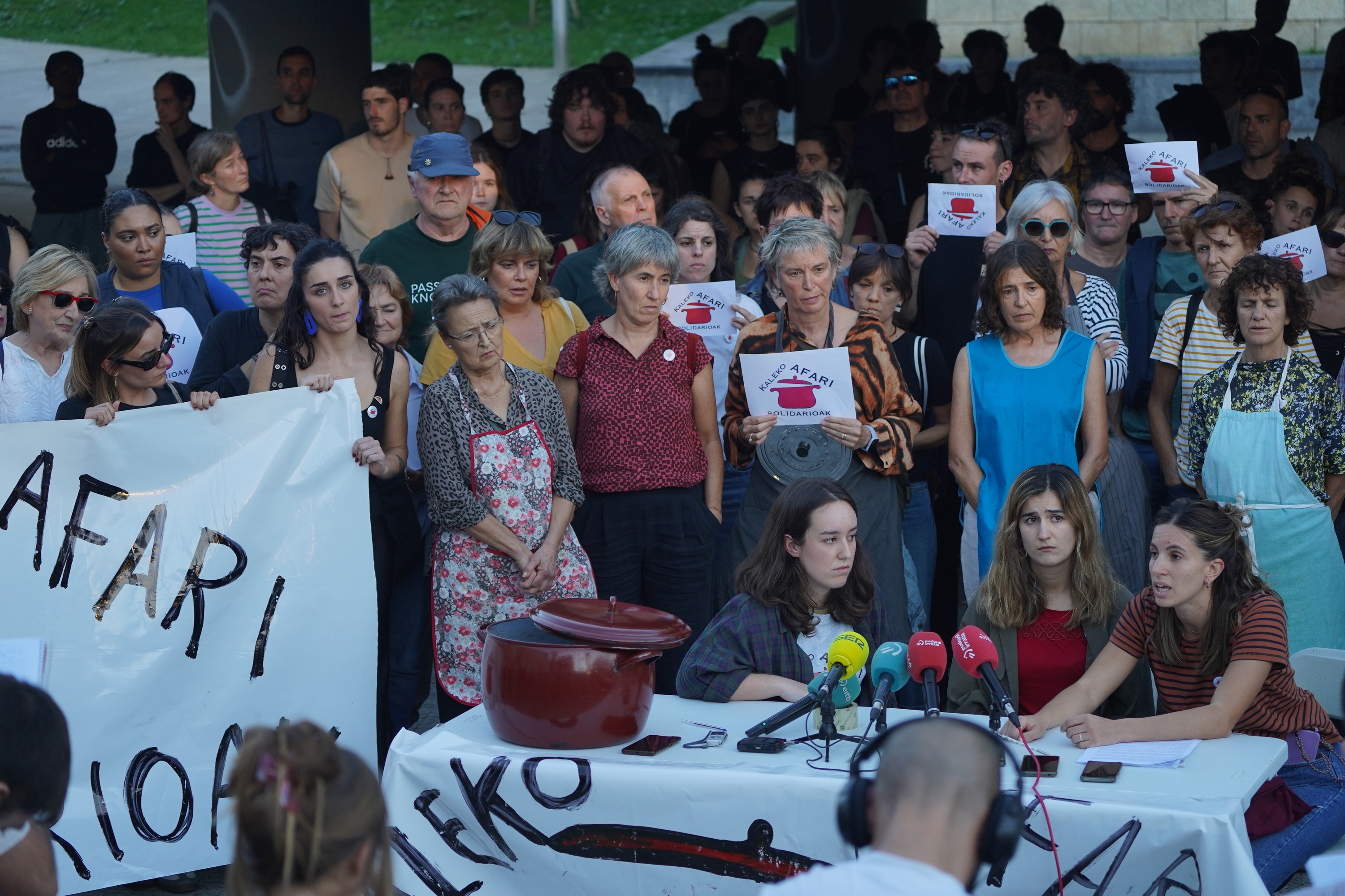 Kaleko Afari Solidarioak elkartearen agerraldia, gaur arratsaldean, Donostiako Egia auzoan. JON URBE / FOKU