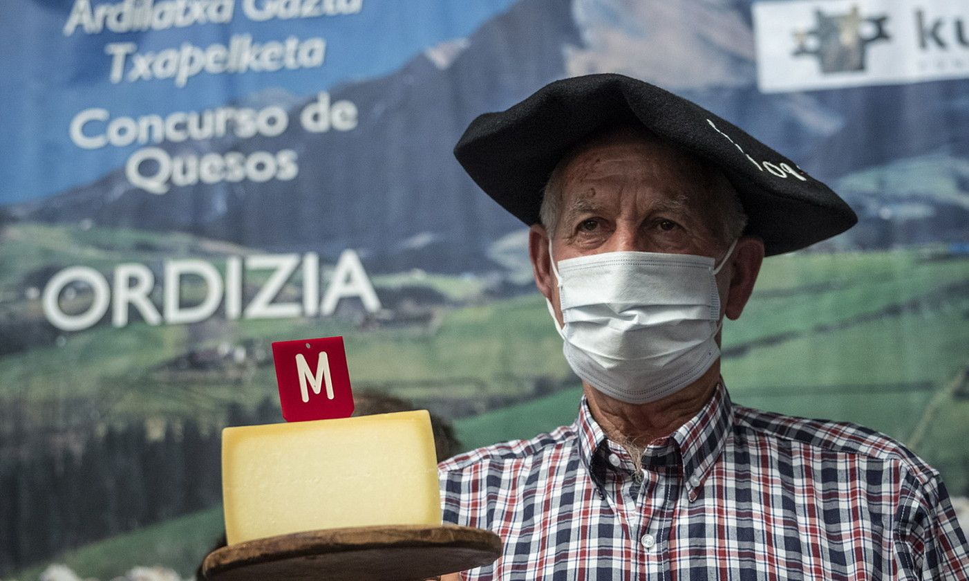 Pascual Lopez de Uralde, atzo, irabazlearen txapela jantzita, Ordizian. JON URBE / FOKU.