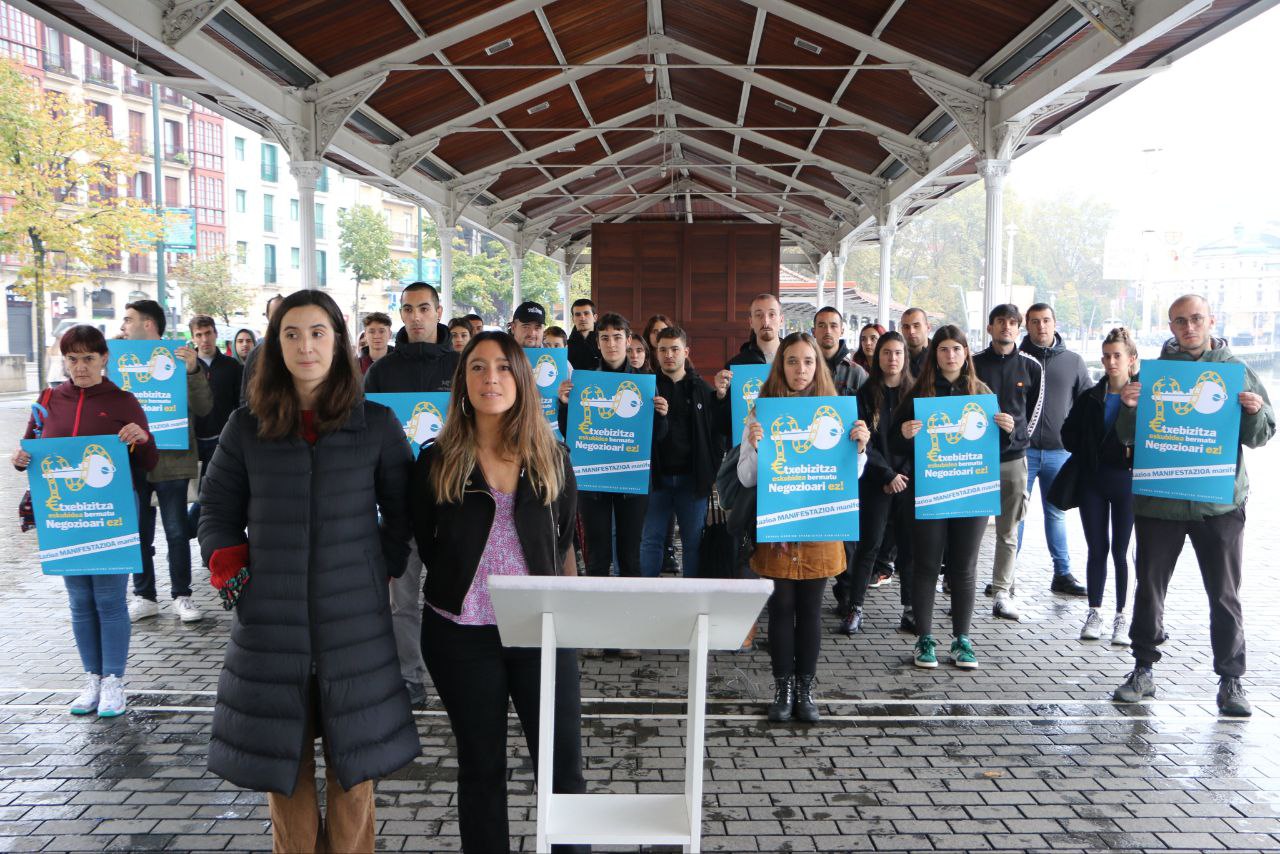 Abenduaren 14ko manifestazioa iragartzeko, Euskal Herriko etxebizitza sindikatuek agerraldia egin dute gaur Bilbon. EUSKAL HERRIKO ETXEBIZITZA SINDIKATUAK