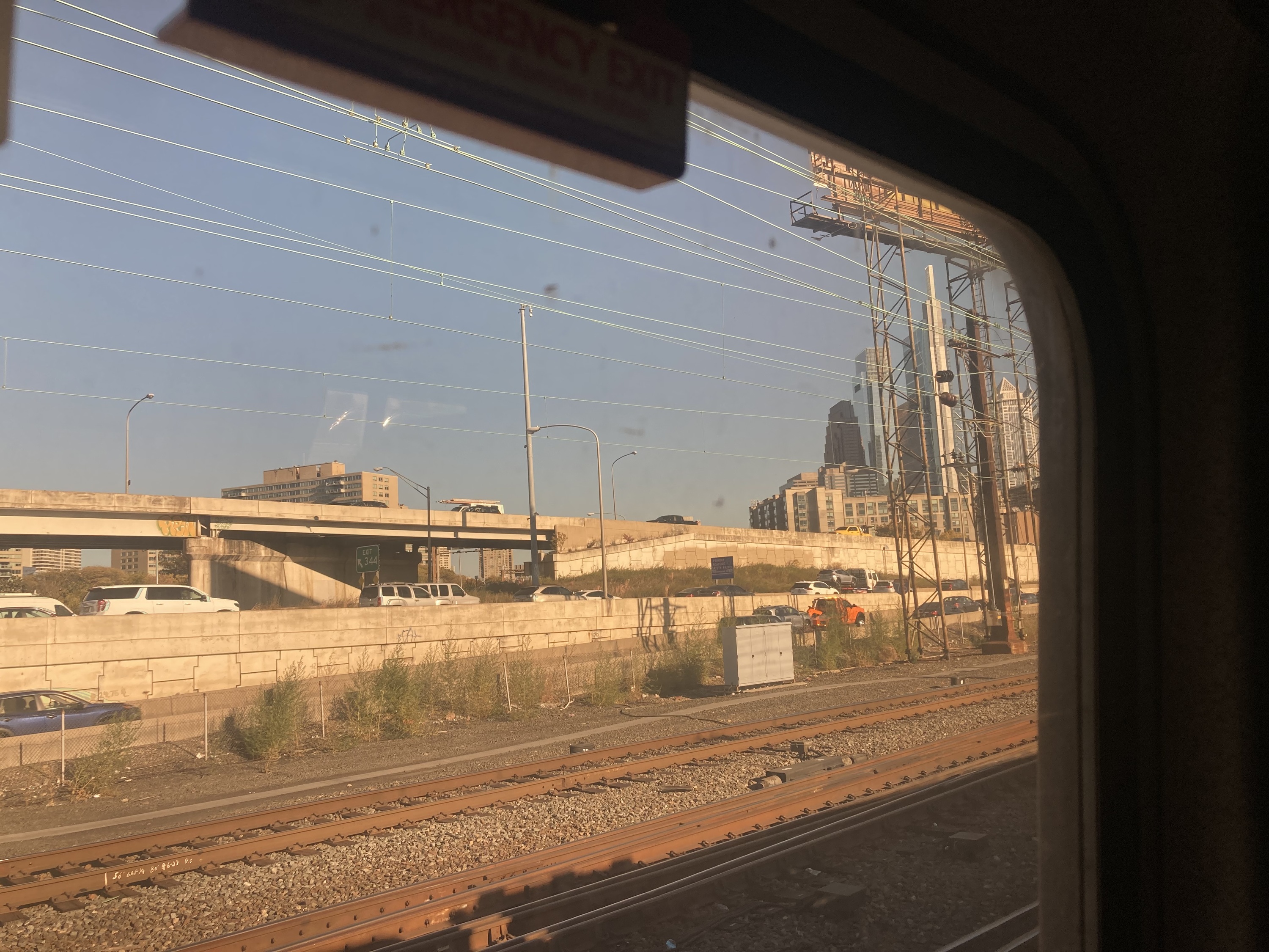 Filadelfiako tren geltokiaren inguruak, bagoi bateko leihotik. KIRMEN URIBE