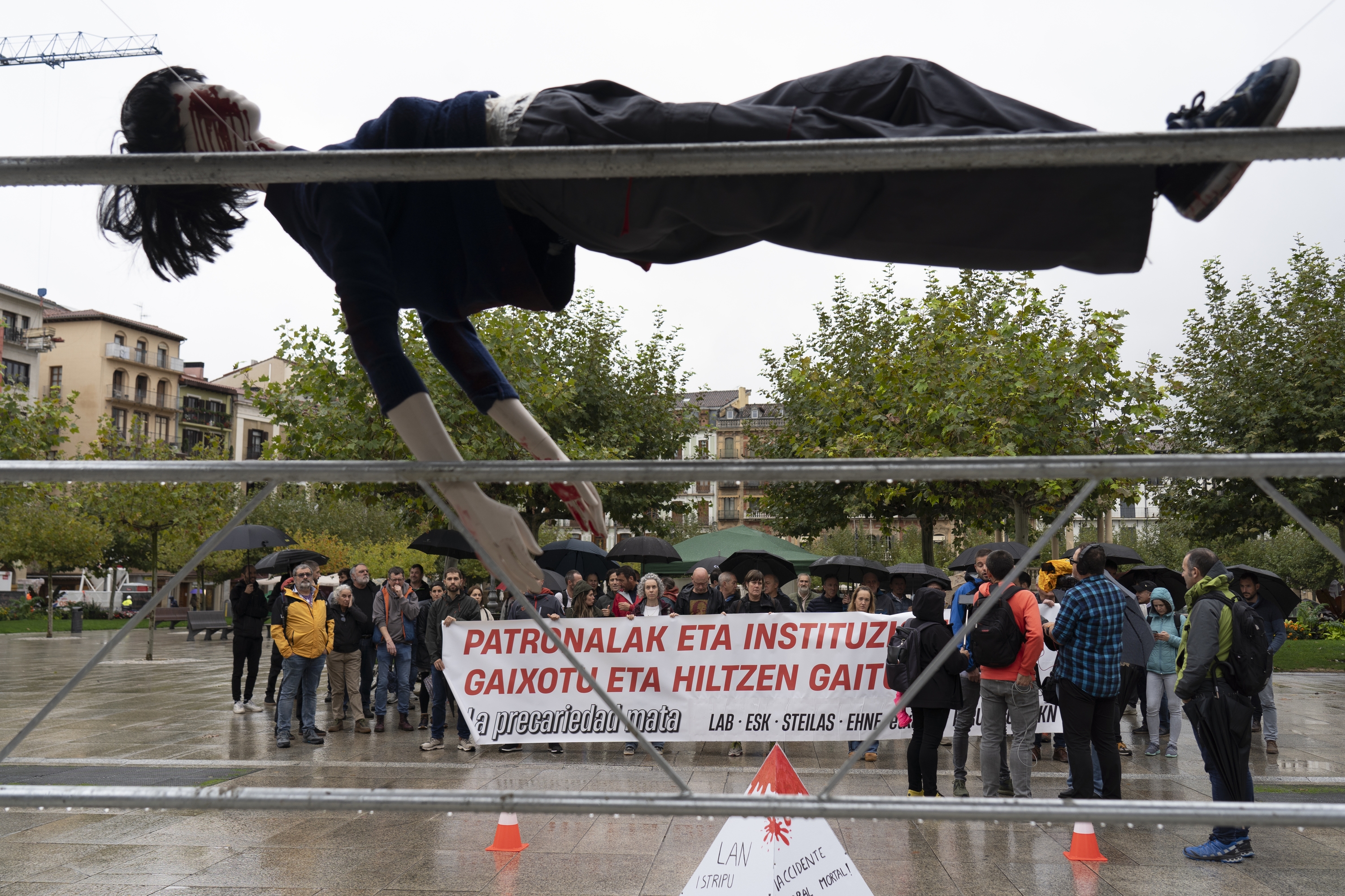 Azken asteetan altueratik erorita izandako lan heriotzak salatzeko sindikatuek egindako ekitaldia. IÑIGO URIZ / FOKU