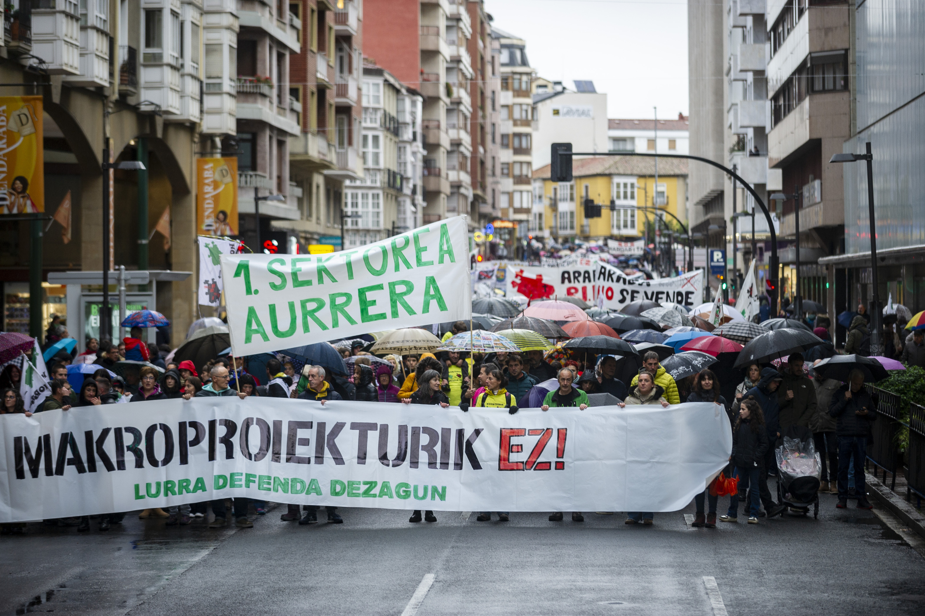 Protesta jendetsua izan da dozena bat eragilek deituta gaur Gasteizen egindakoa. JAIZKI FONTANEDA / FOKU