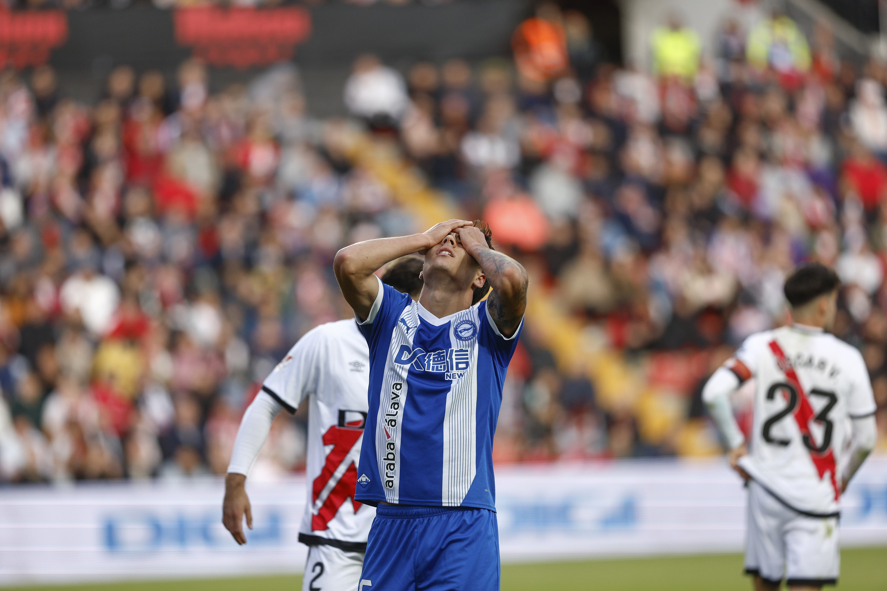 Carlos Martin Alaveseko aurrelaria aukera baten ostean. RODRIGO JIMENEZ / EFE.