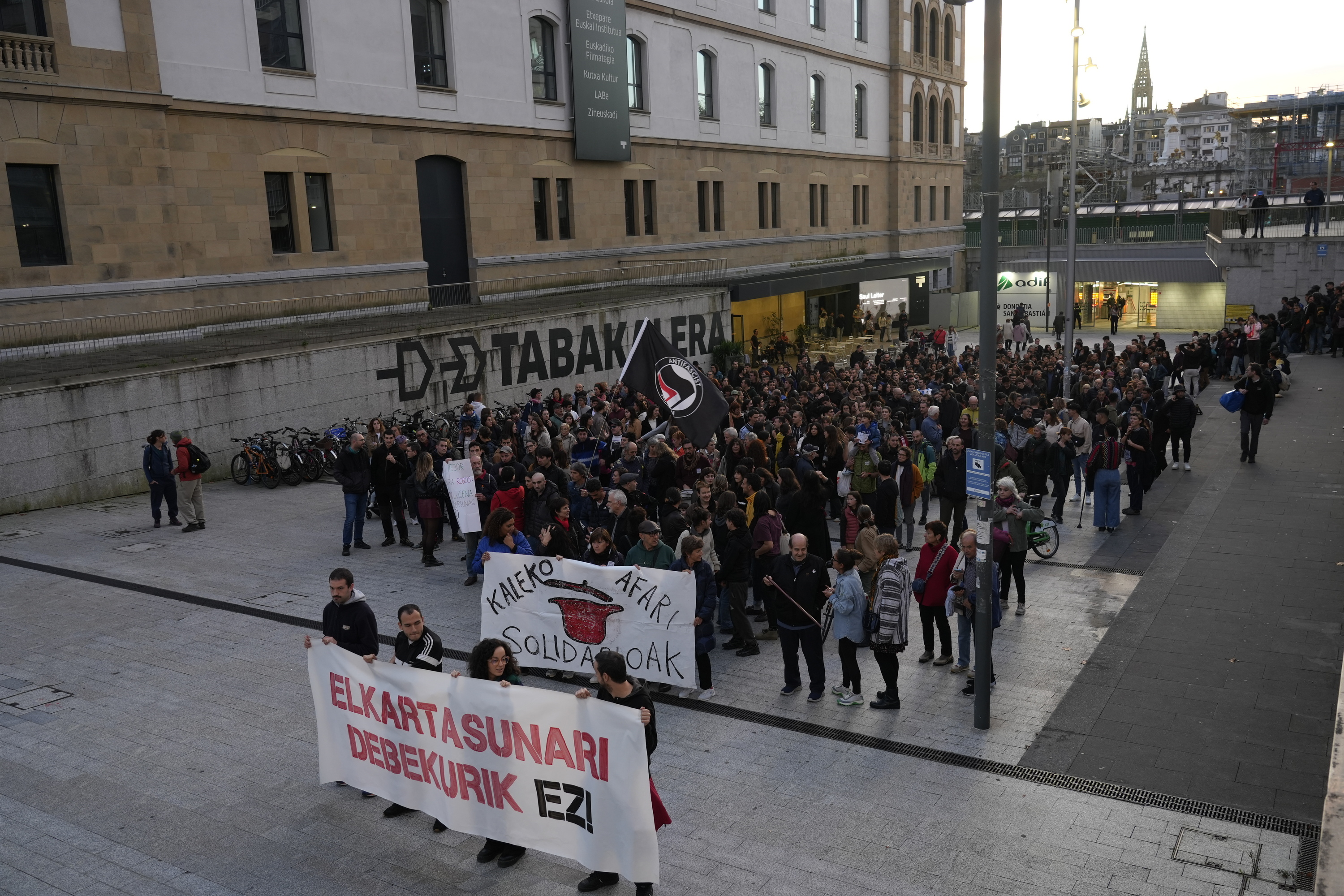 Kaleko Afari Solidarioen aldeko manifestazioa