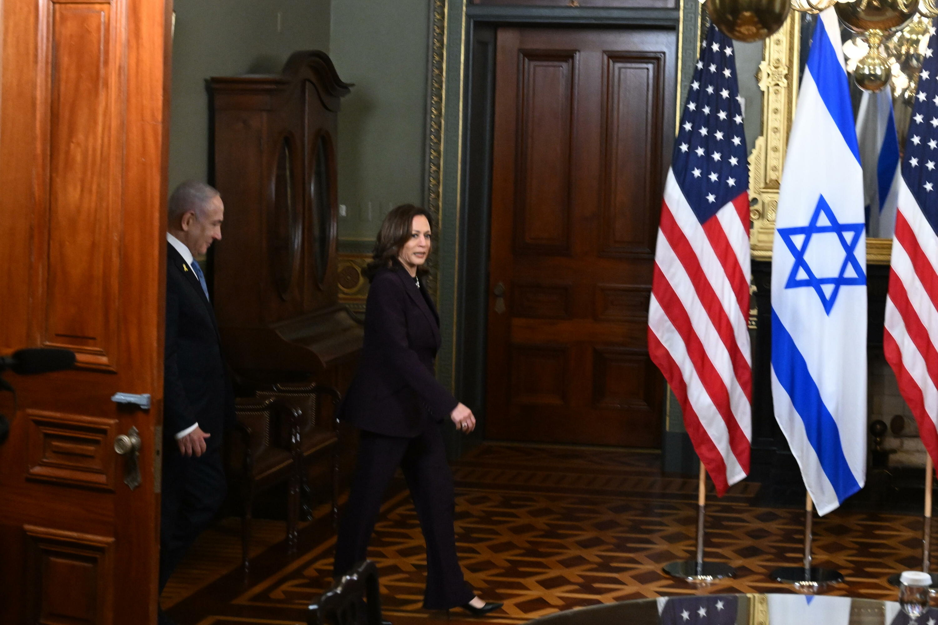 Benjamin Netanyahu Israelgo lehen ministroa eta Kamala Harris AEBetako presidentegai demokrata Washingtonen, joan den uztailaren 25ean. KENNY HOLSTON / EFE