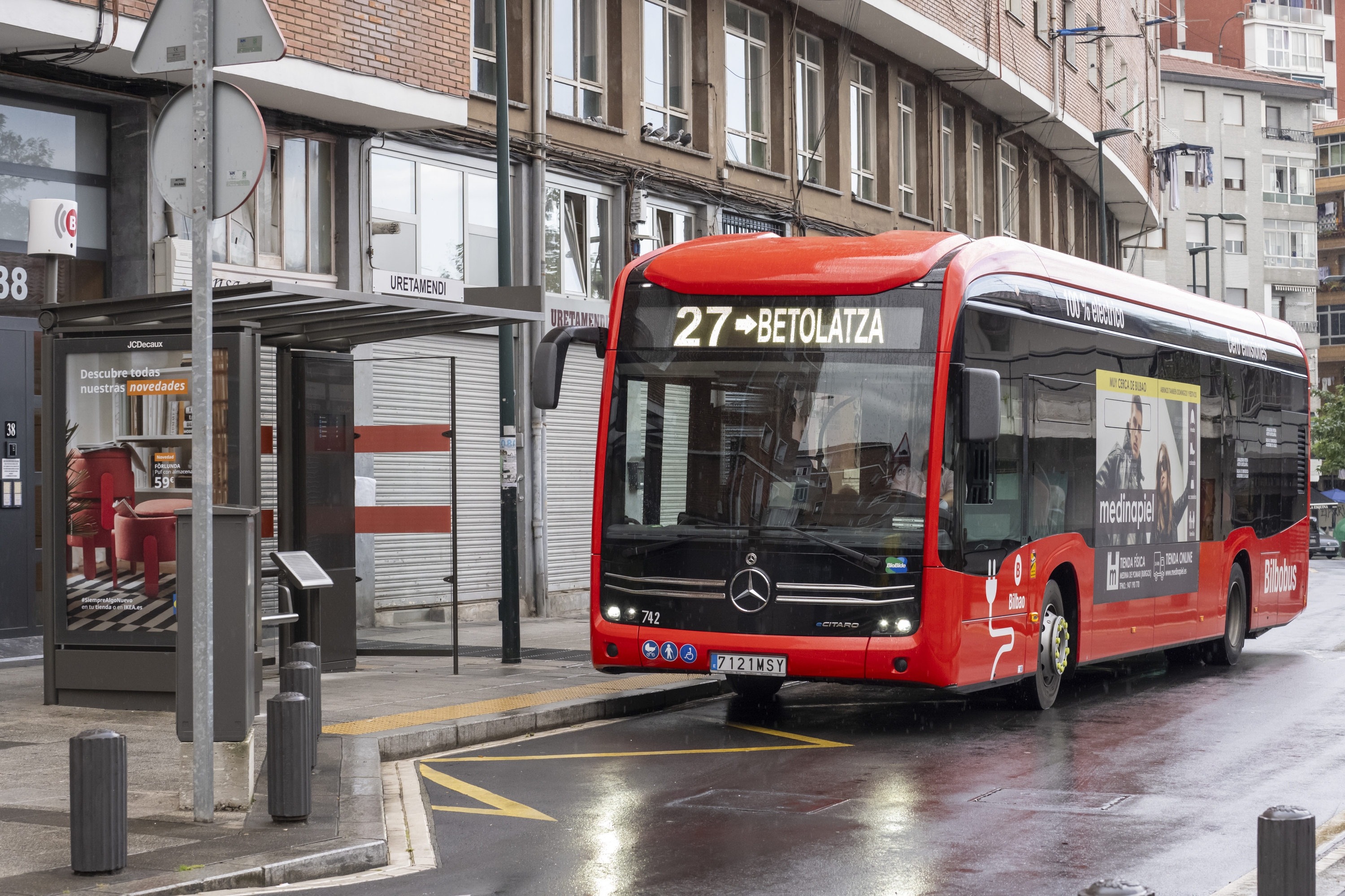 Bilbobuseko 27. lineako autobusa, Urtemanediko geralekuan, eguaztenean. MIKEL MARTINEZ DE TRESPUENTES / FOKU