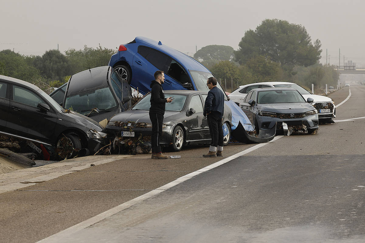 Hainbat auto denboralearen ondorioz pilatuta, gaur, Picanyan. BIEL ALIÑO / EFE