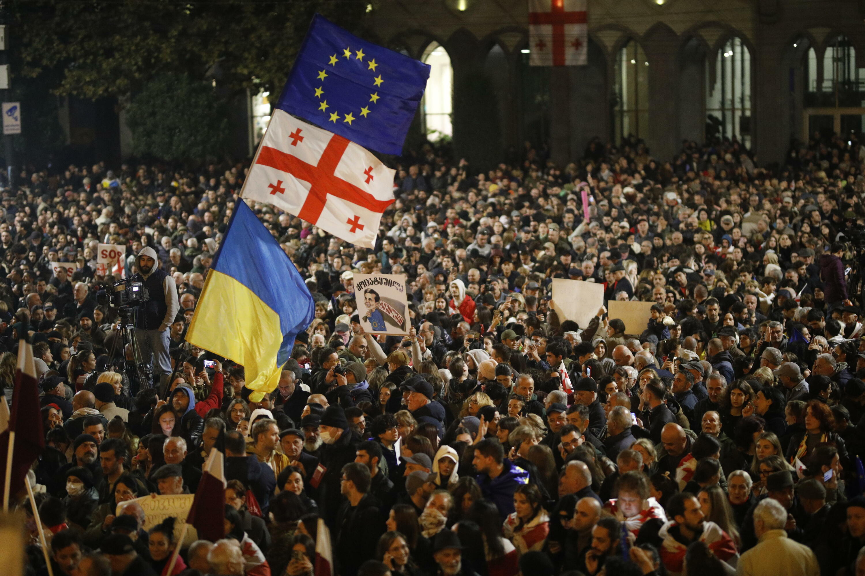 Bozetan iruzurra egon zela salatzeko protesta, oposizioak deituta, larunbatean, Tbilisin. DAVID MDZINARISHVILI / EFE