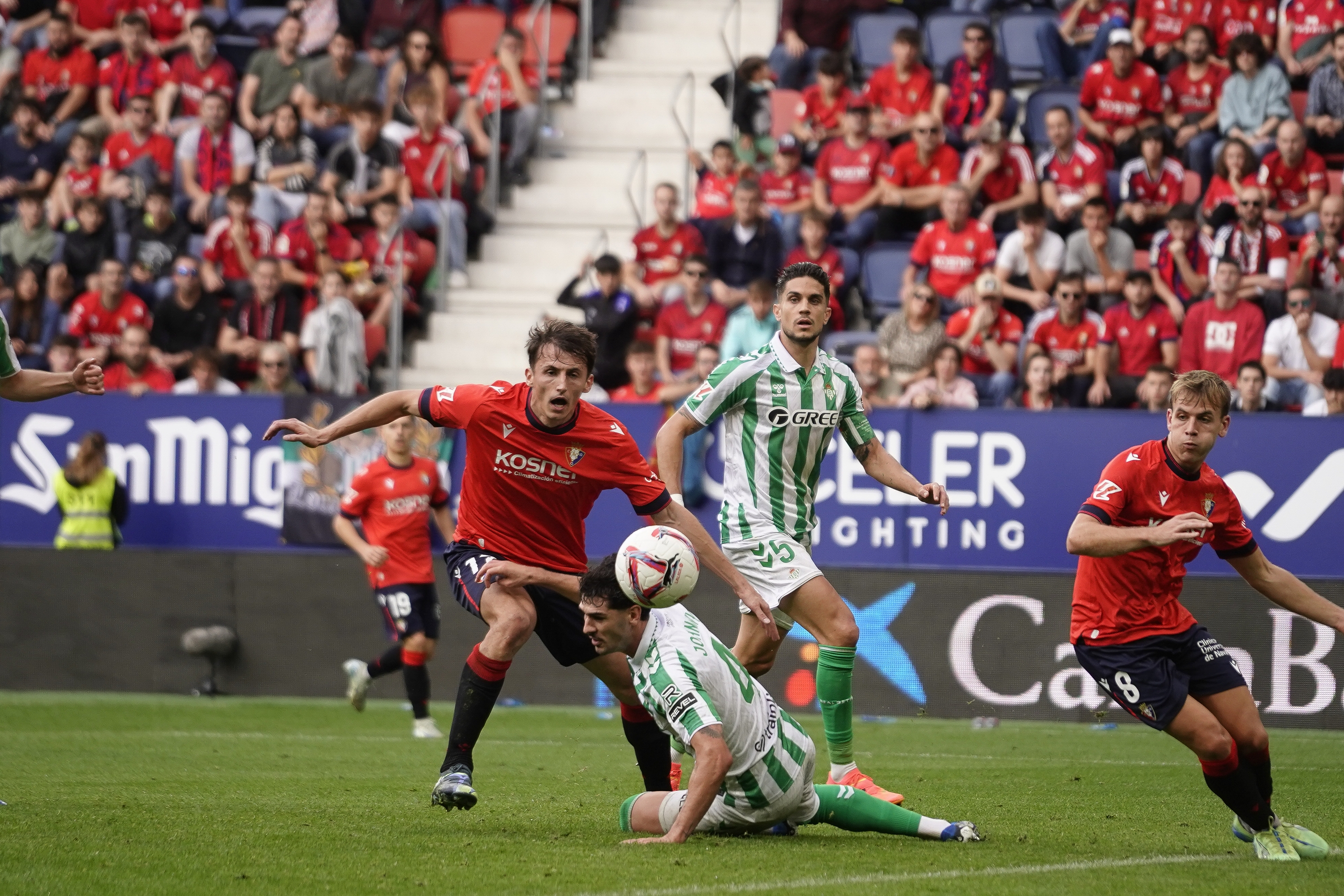 (ID_14352423) (Iñigo Uriz/@FOKU) 2024-10-19, Iruñea. Ligako partida, Osasuna eta Betis artean