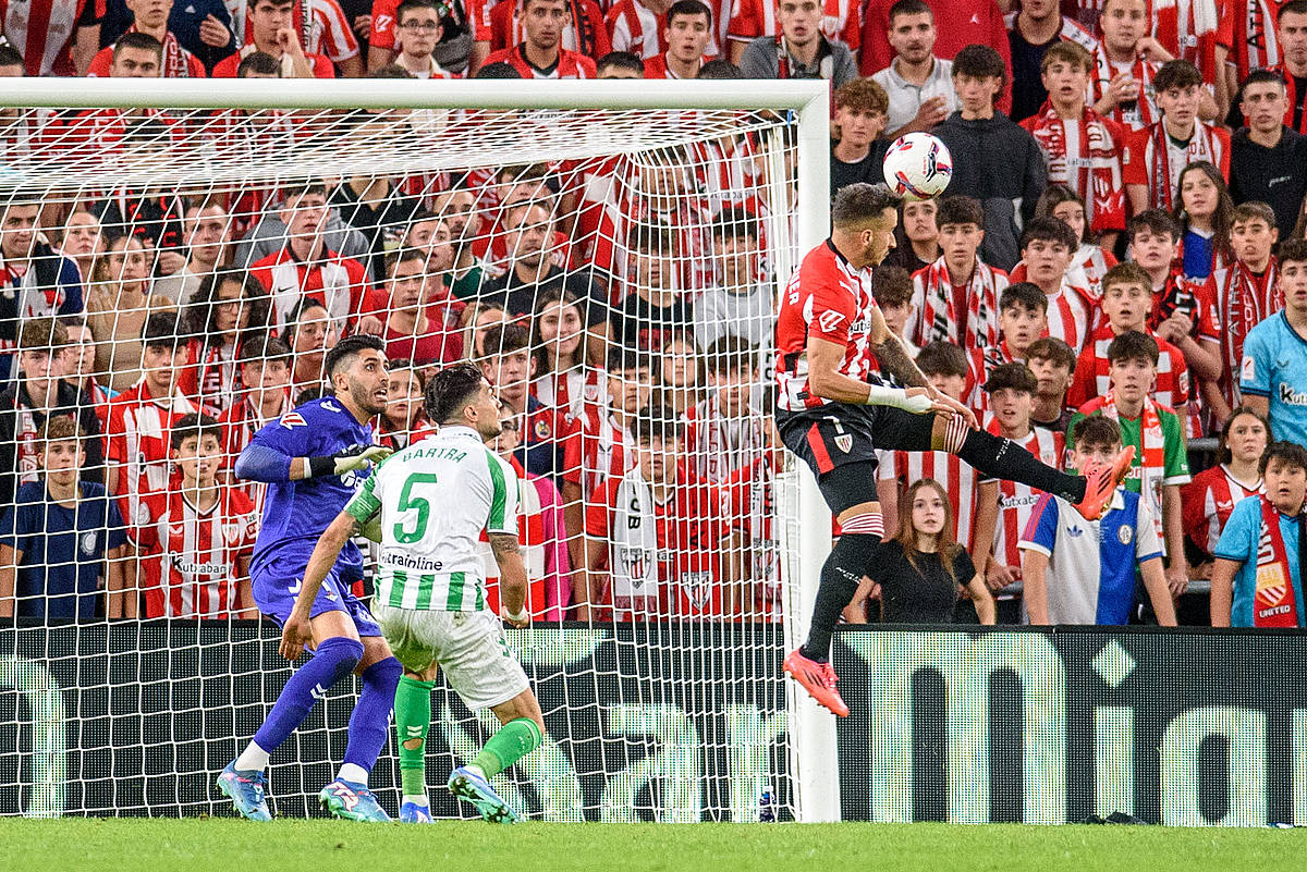 Berenguer buruz gola sartzen, gaur, San Mamesen. JAVIER ZORRILLA / EFE