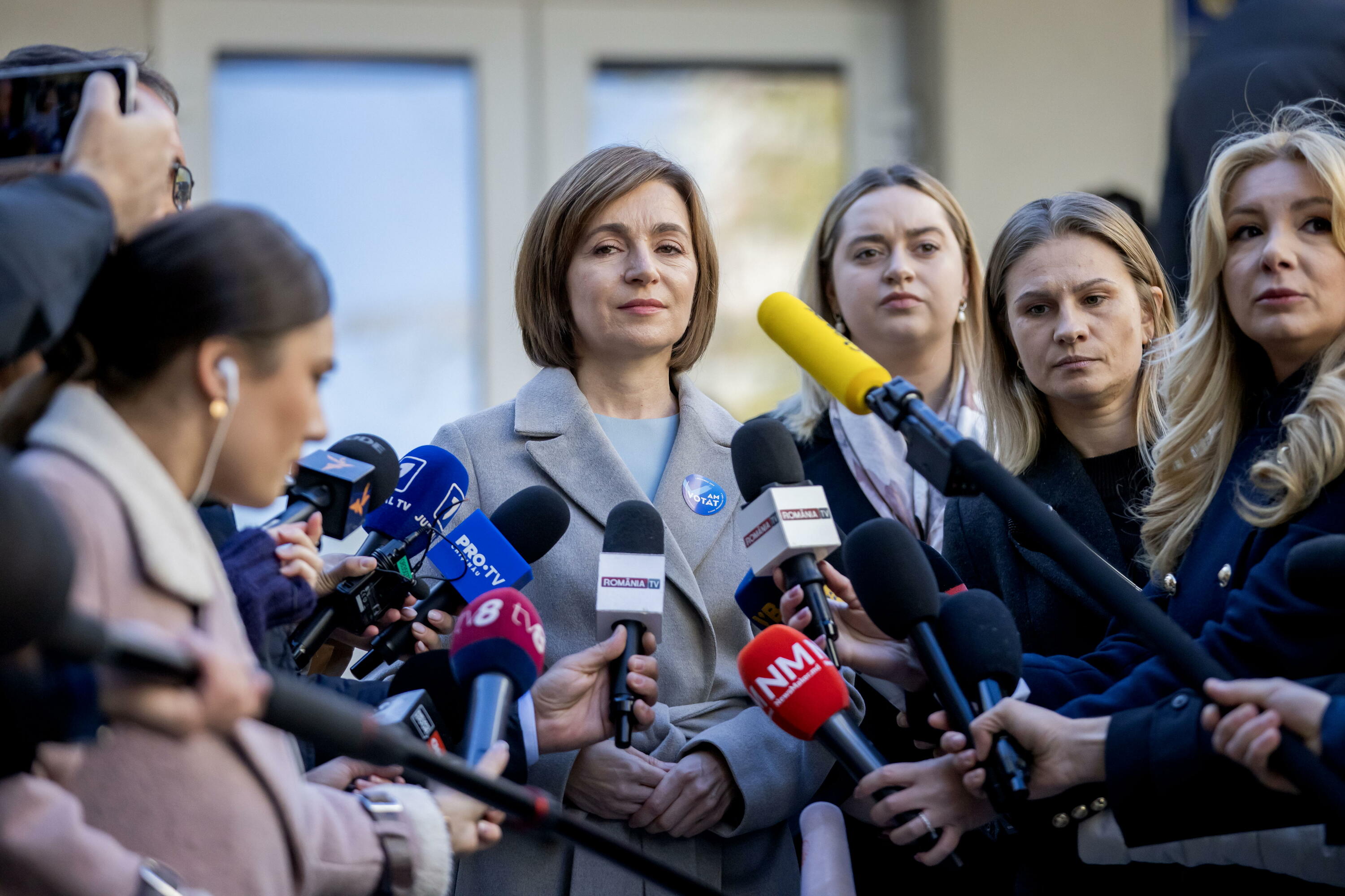 Moldaviako presidente Maia Sandu, botoa ematera bidean, Chisinaun, atzo. DUMITRU DURU / EFE